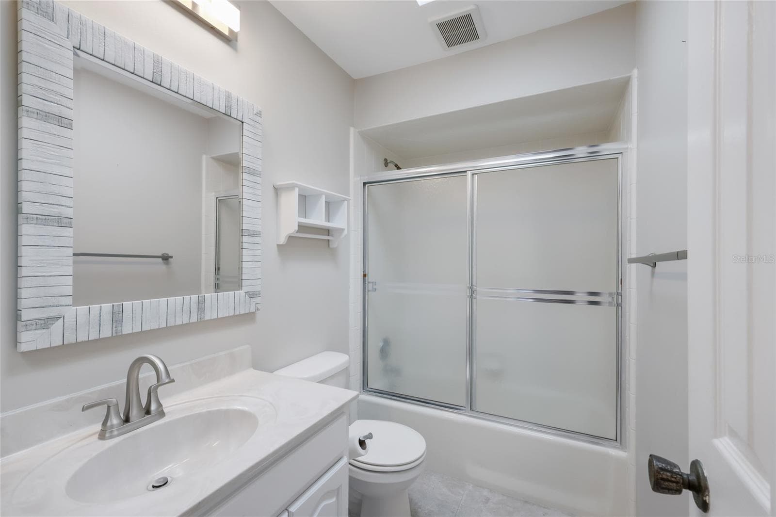 Bathroom 2 w/ tub/shower combo - 204 46TH ST NW, BRADENTON