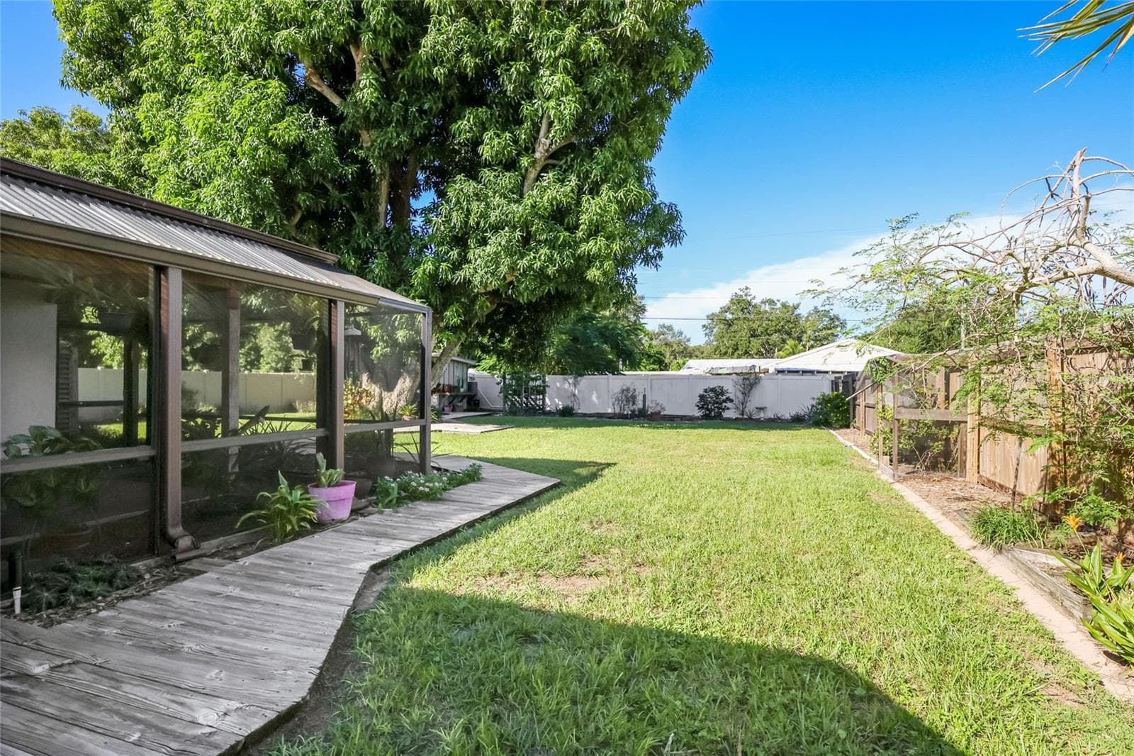 This backyard is meticulously maintained and features a fantastic outdoor living space. - 204 46TH ST NW, BRADENTON