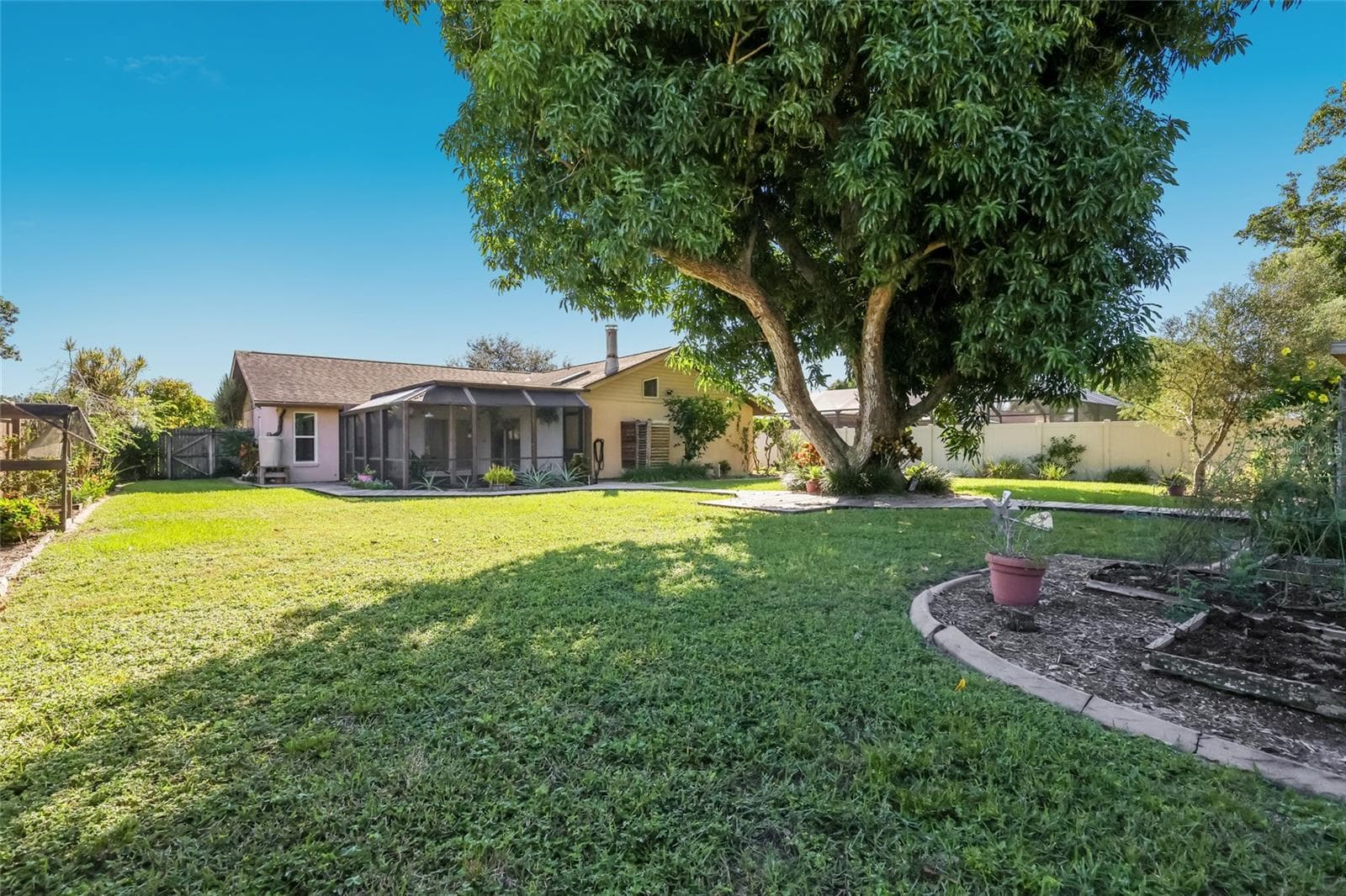 Lush Landscaping - 204 46TH ST NW, BRADENTON