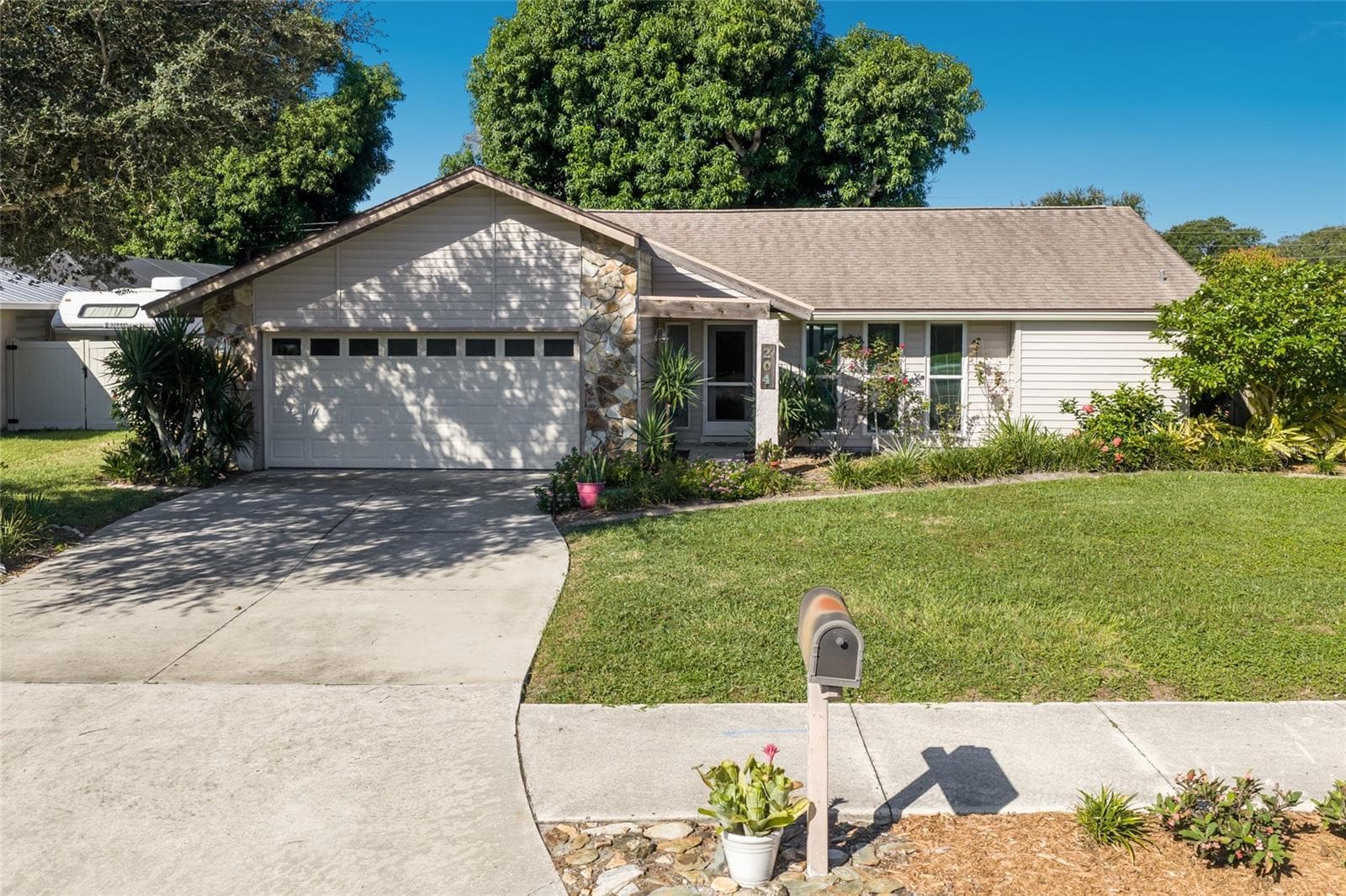 Located in NW Bradenton - stellar location - 204 46TH ST NW, BRADENTON