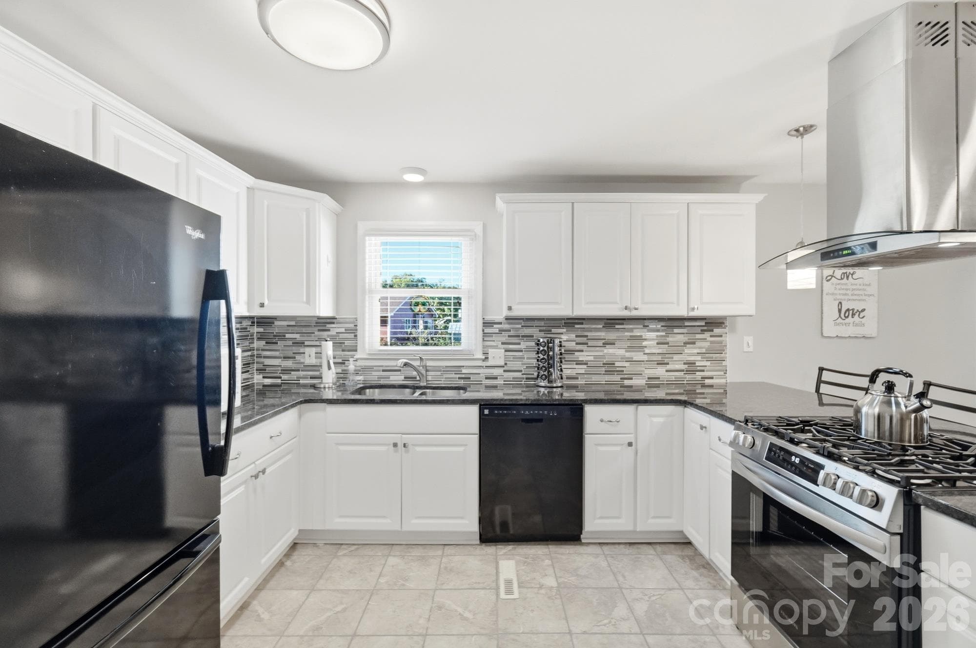 Single Family Residence at 1509 Yellowstone Court, Gastonia, photo 14 of 49