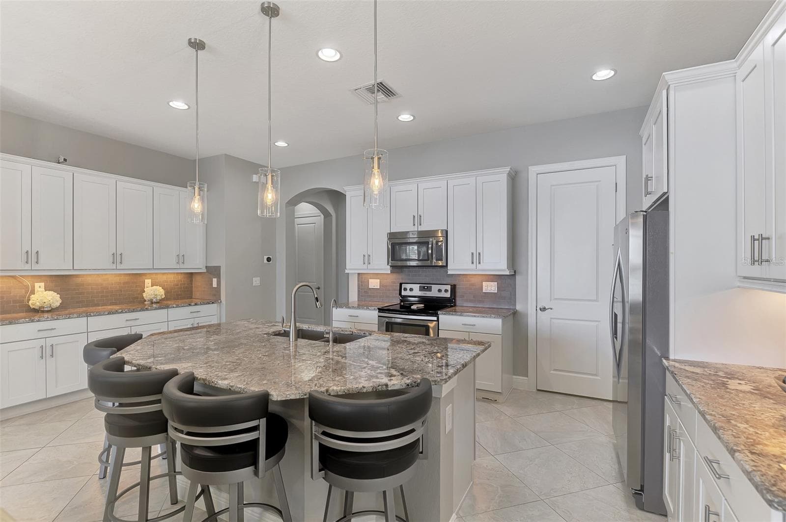 Kitchen - 23810 WAVERLY CIR, VENICE