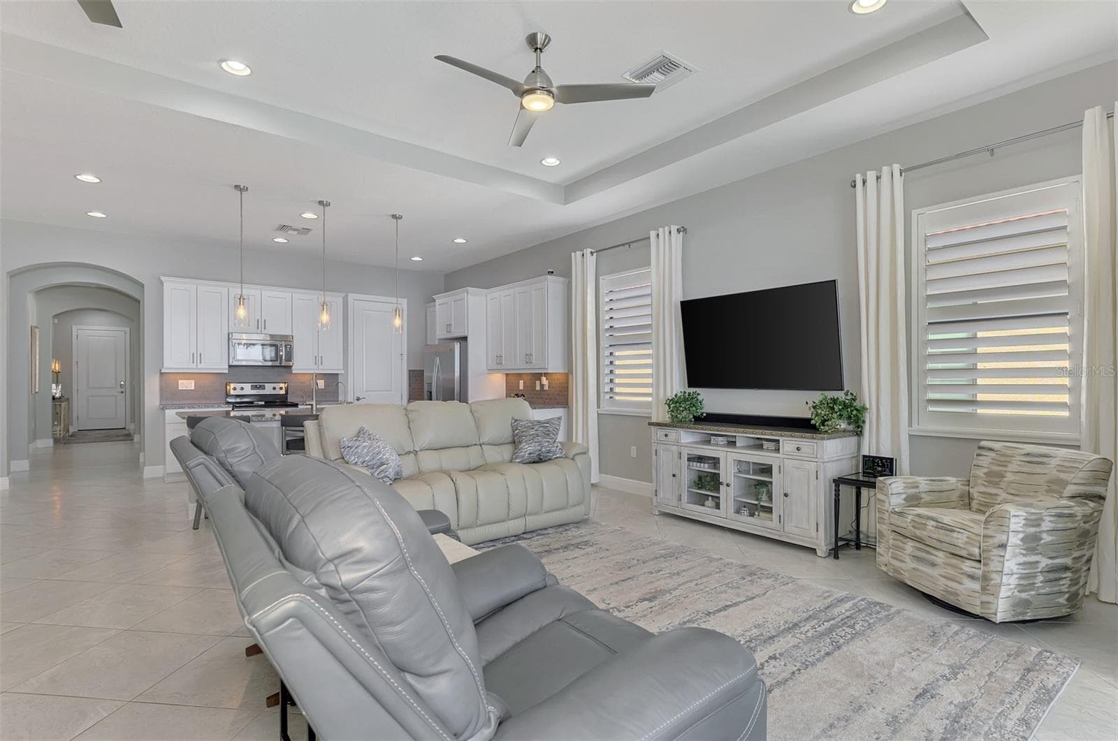 Living room - 23810 WAVERLY CIR, VENICE