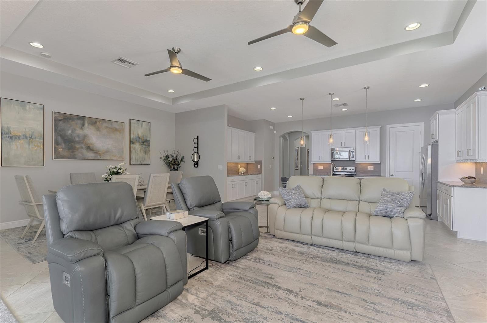 Living room - 23810 WAVERLY CIR, VENICE