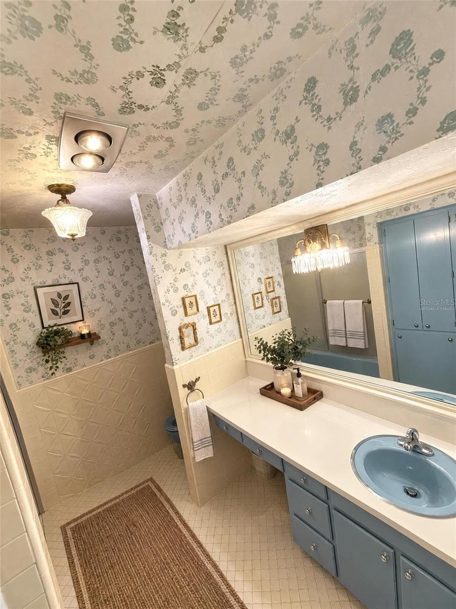 Virtually Staged - 925 W CIMMERON DR, TAMPA