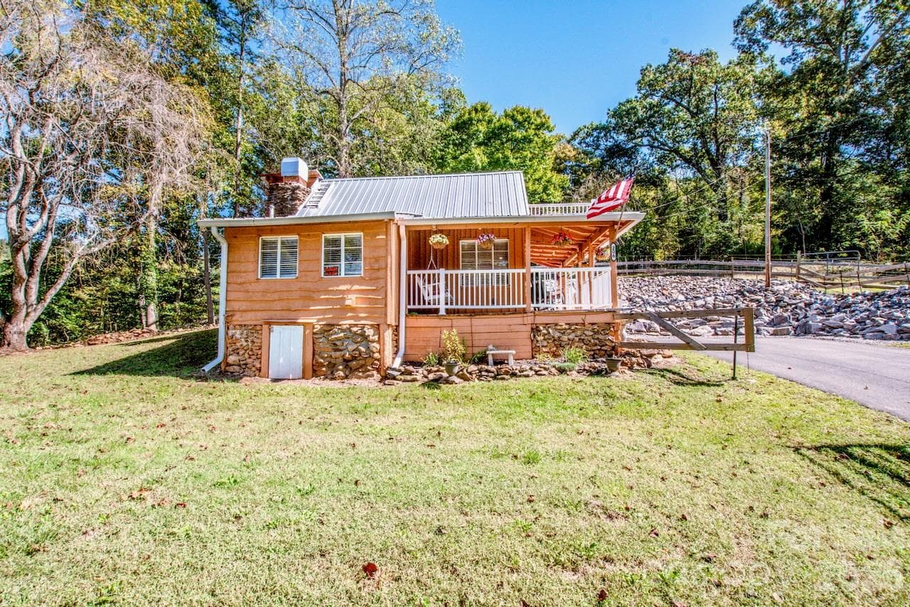 Single Family Residence at 206 Mitchell Trail Road, Statesville, photo 4 of 48