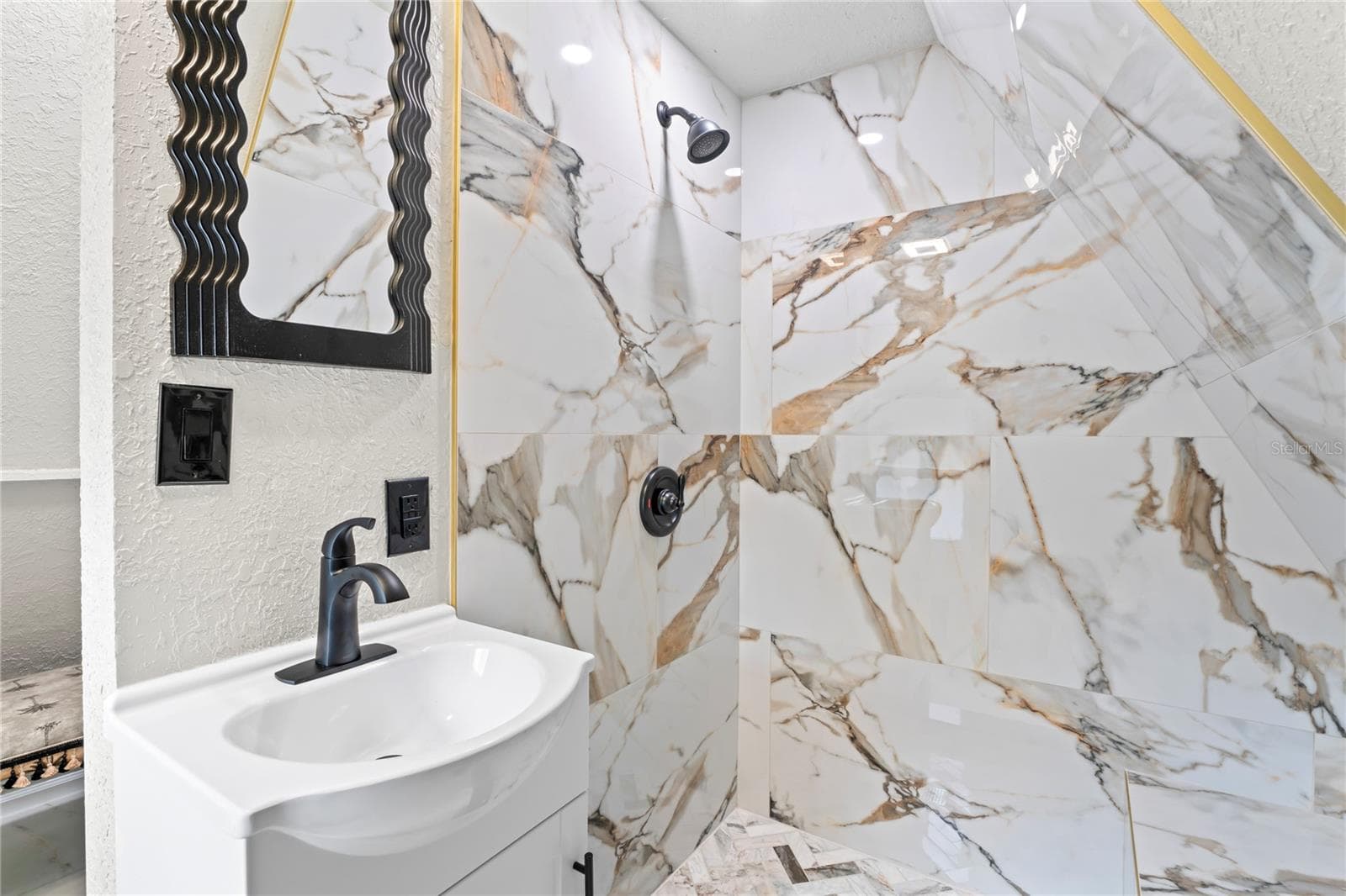 UPSTAIRS BATH - 10615 E GOBBLER DR, FLORAL CITY