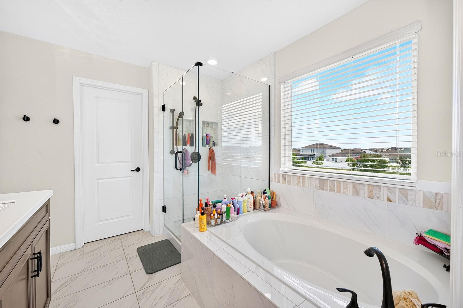 The Primary garden tub, step-in shower and private water closet. - 1785 PETIOLE PL, KISSIMMEE