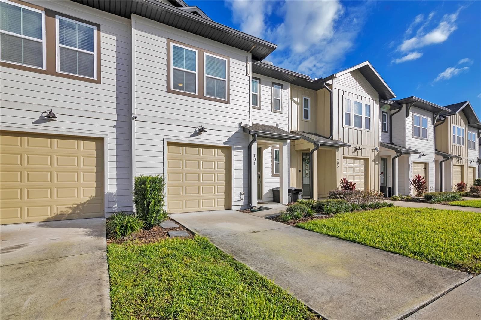 Townhouse at 701 LONGBOAT DR, DAVENPORT, photo 3 of 41