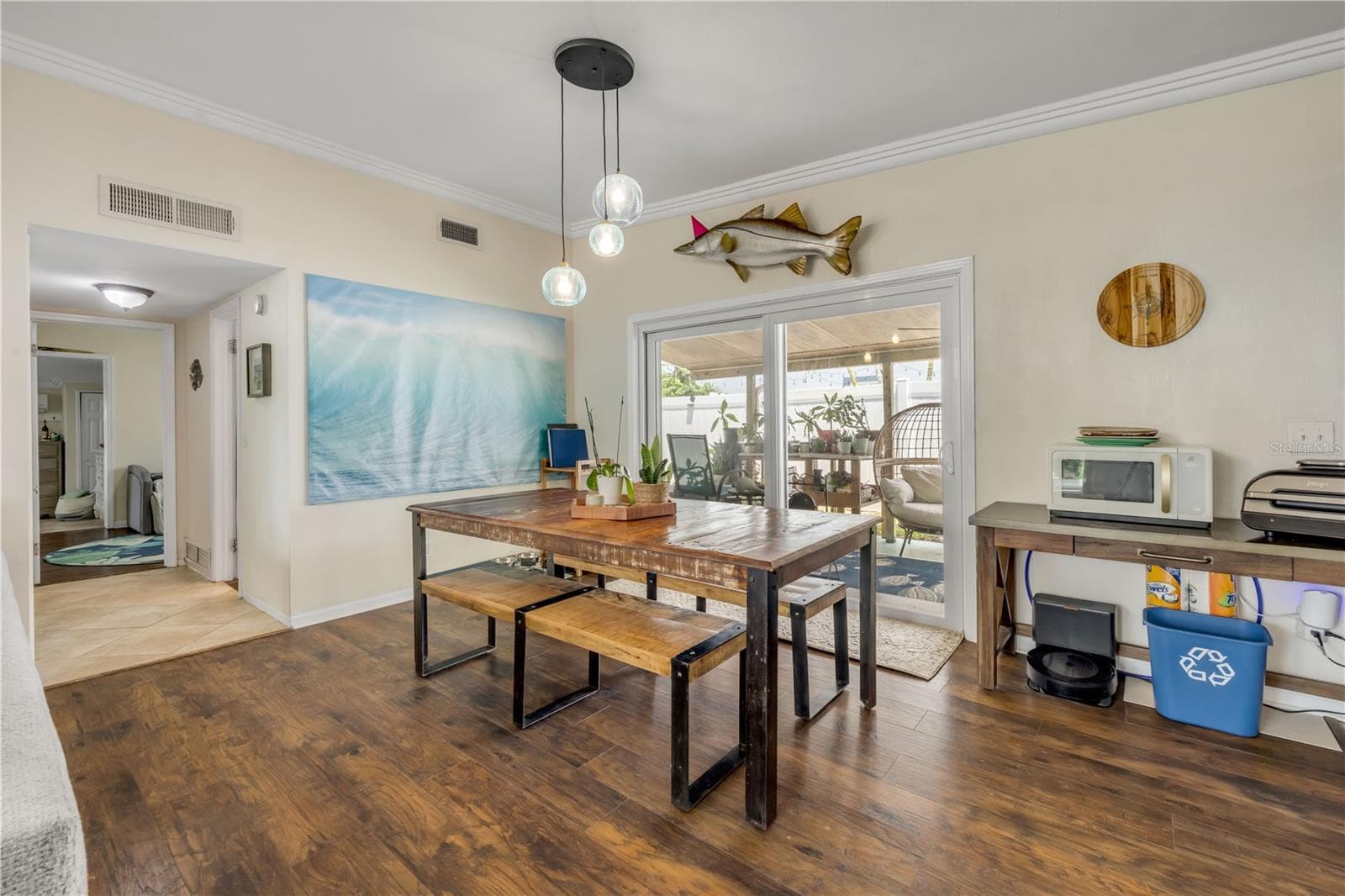 Dining area connecting the living space and kitchen. - 3929 S PENINSULA DR, PORT ORANGE