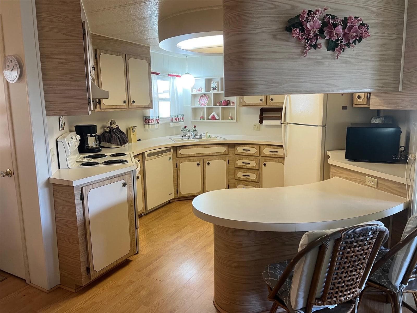 Manufactured Home at 770 ROYAL PALM CIR, LARGO, photo 8 of 30