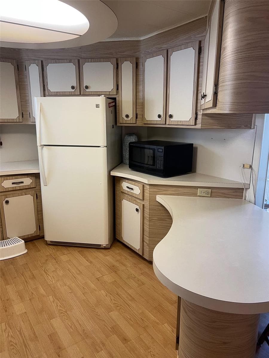 Manufactured Home at 770 ROYAL PALM CIR, LARGO, photo 9 of 30