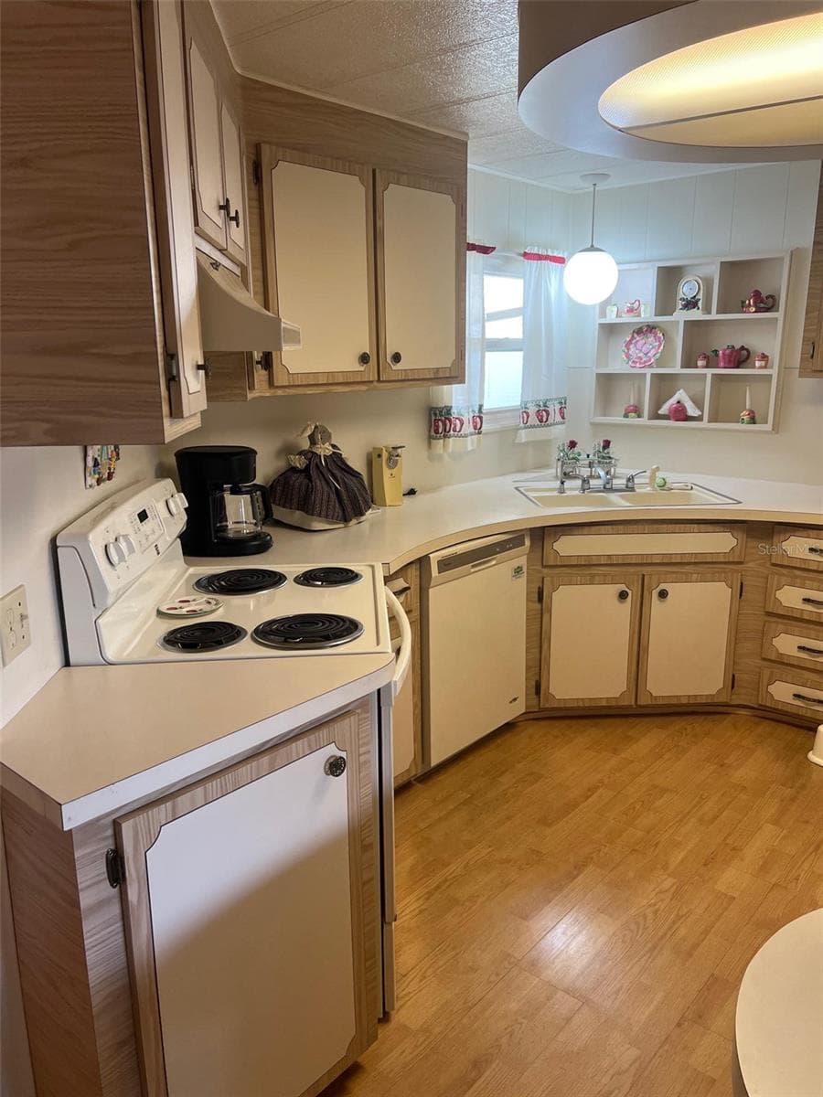 Manufactured Home at 770 ROYAL PALM CIR, LARGO, photo 10 of 30