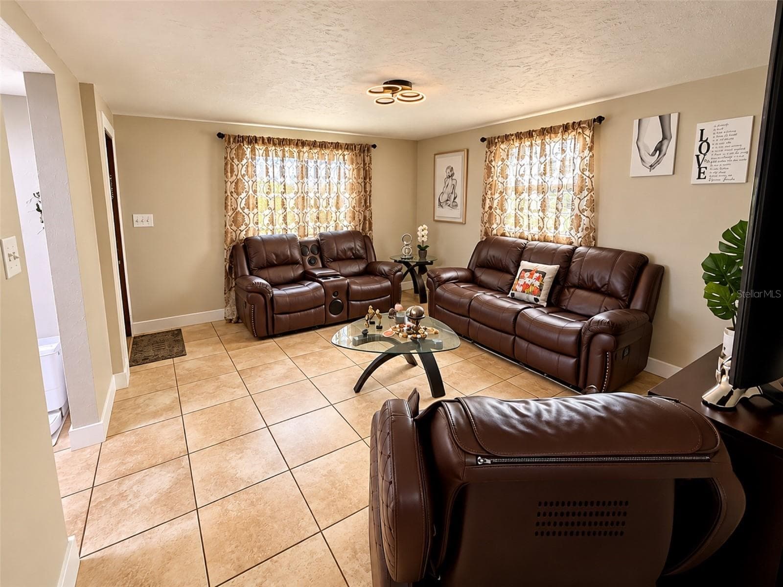 Living Room - 5513 GOLDEN DR, TAMPA