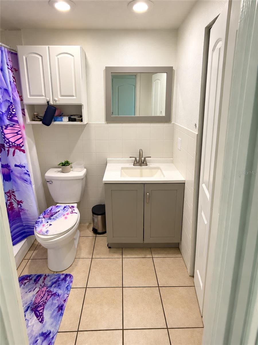 Mother-in-Law Bathroom - 5513 GOLDEN DR, TAMPA