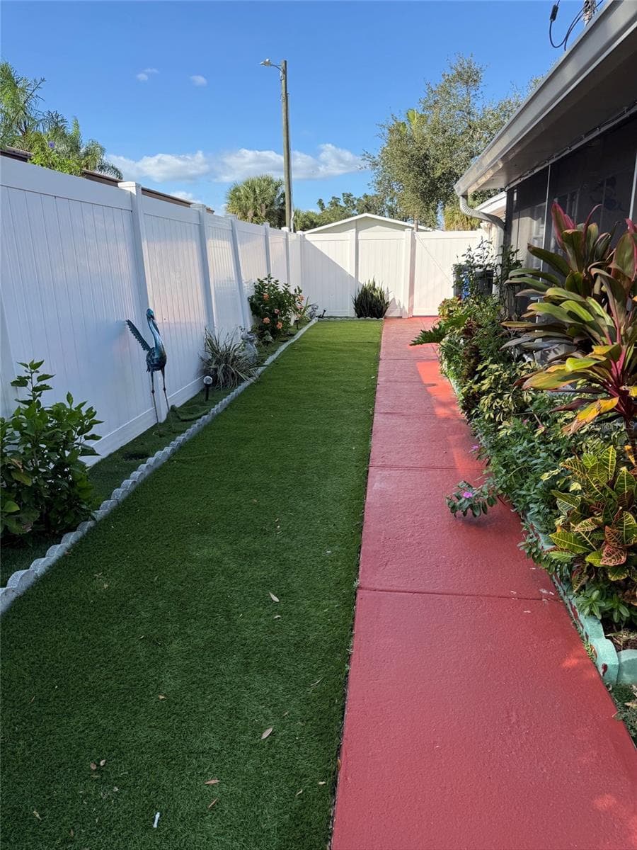 Side Yard and Walkway - 5513 GOLDEN DR, TAMPA