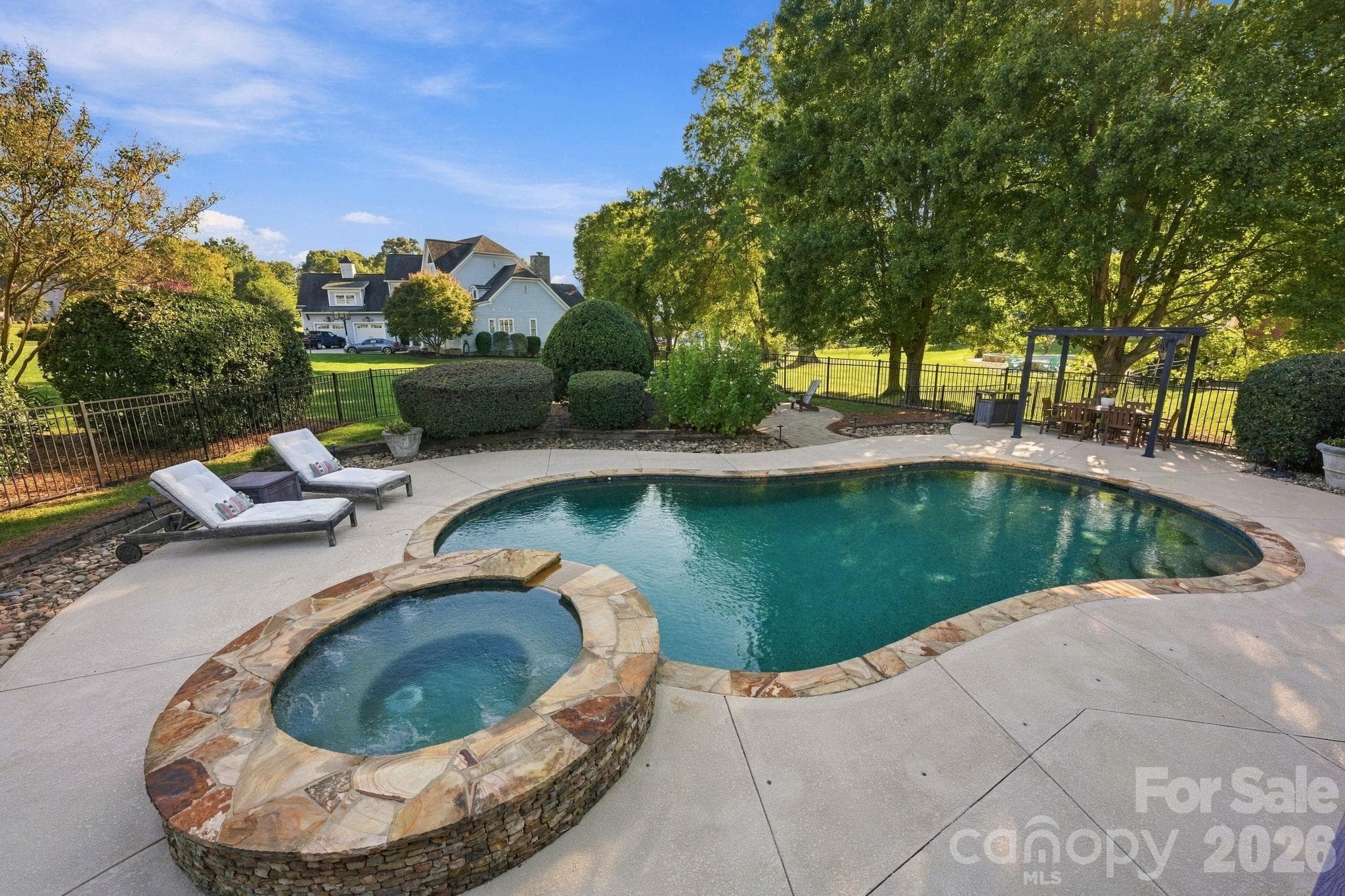 Beautiful Saltwater Pool with Spa - 105 Kings Crest Drive, Mooresville