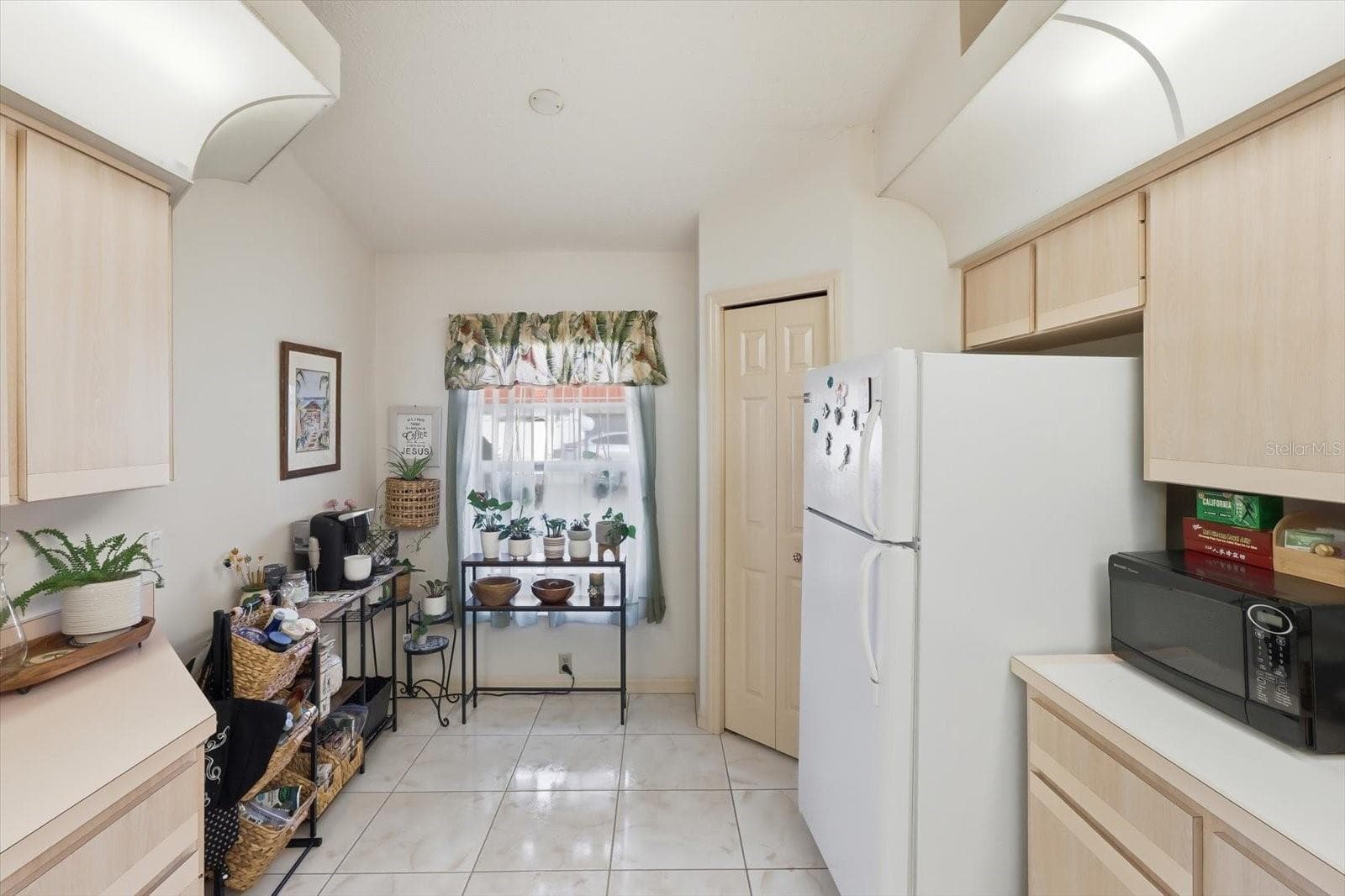 Kitchen - 2052 FOREST DR, INVERNESS