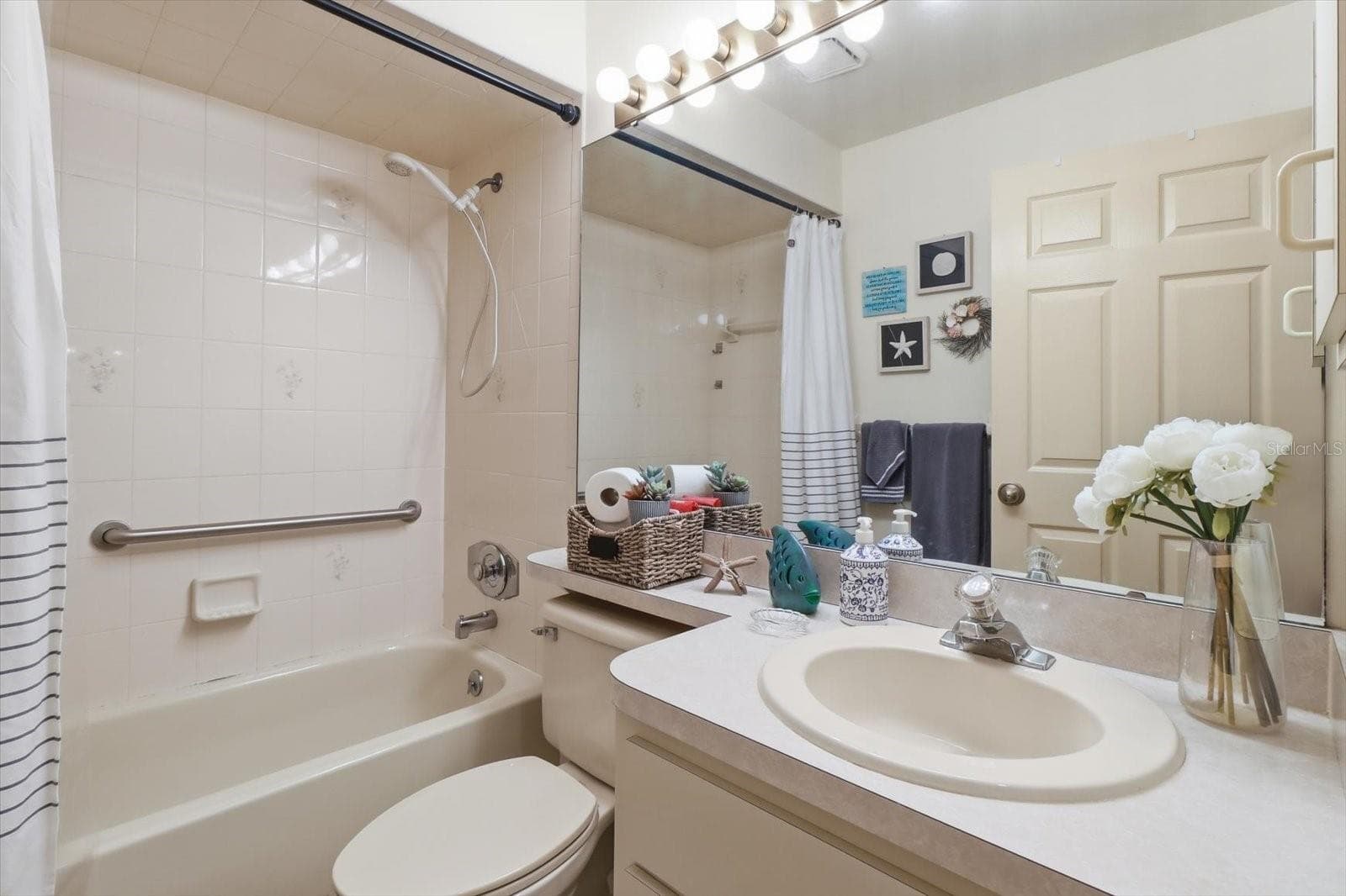 Hall Bath - 2052 FOREST DR, INVERNESS