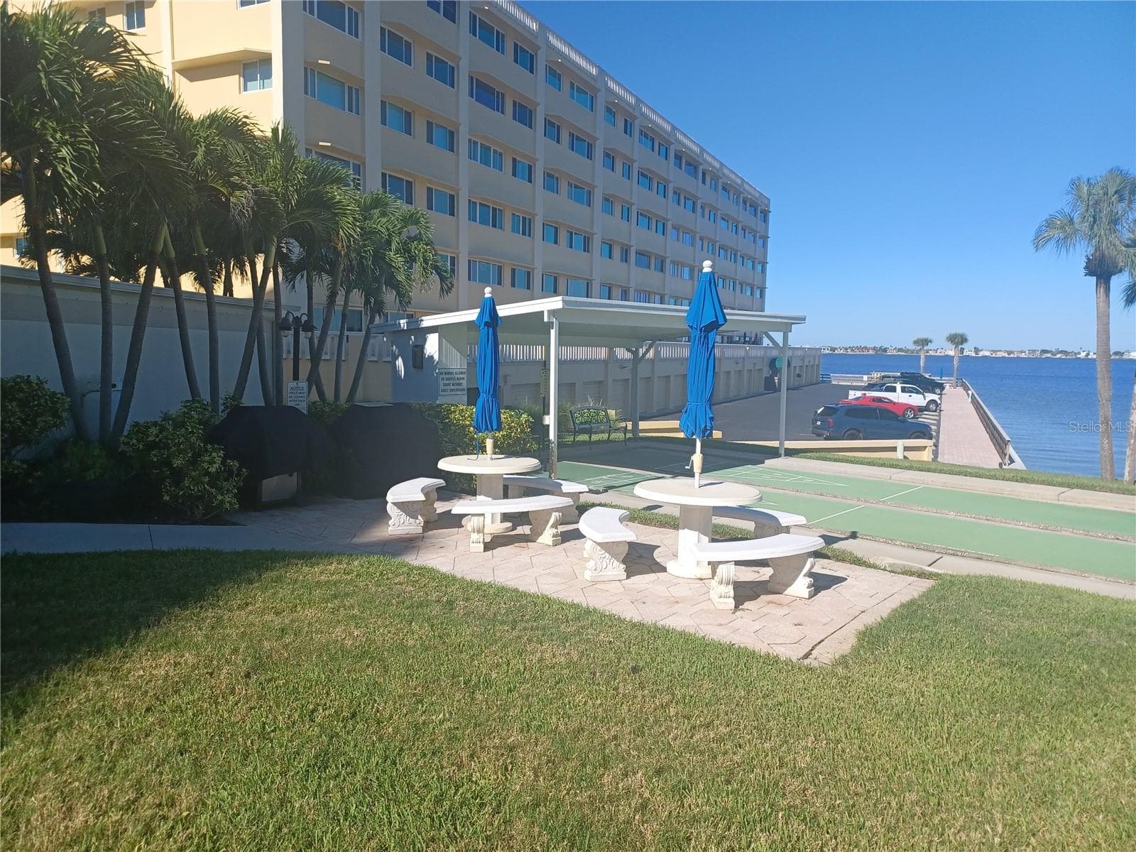 Outdoor table and grill - 100 BLUFF VIEW DR #603C, BELLEAIR BLUFFS