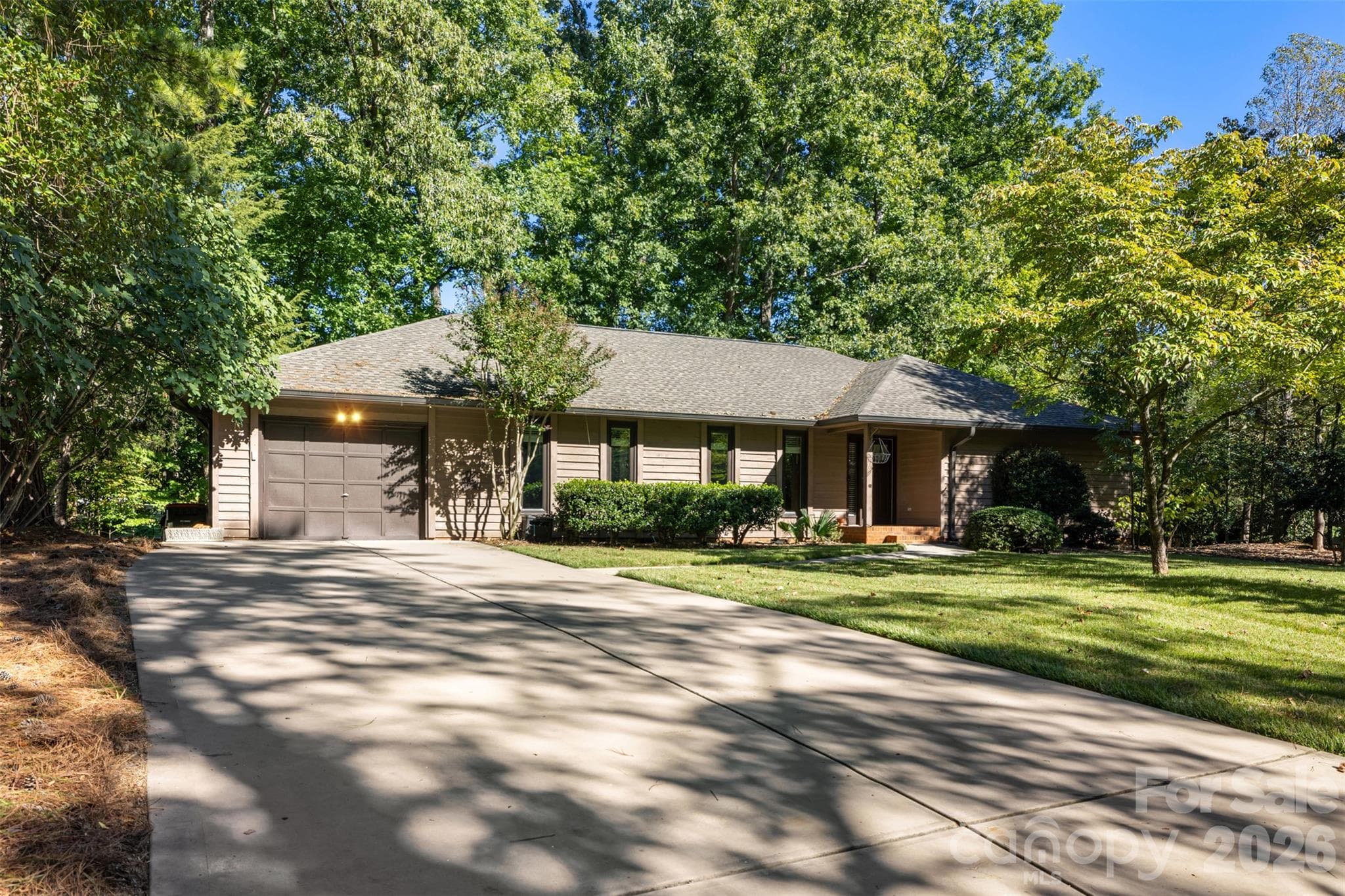 Single Family Residence at 6 Catawba Ridge Court, Clover, photo 2 of 26