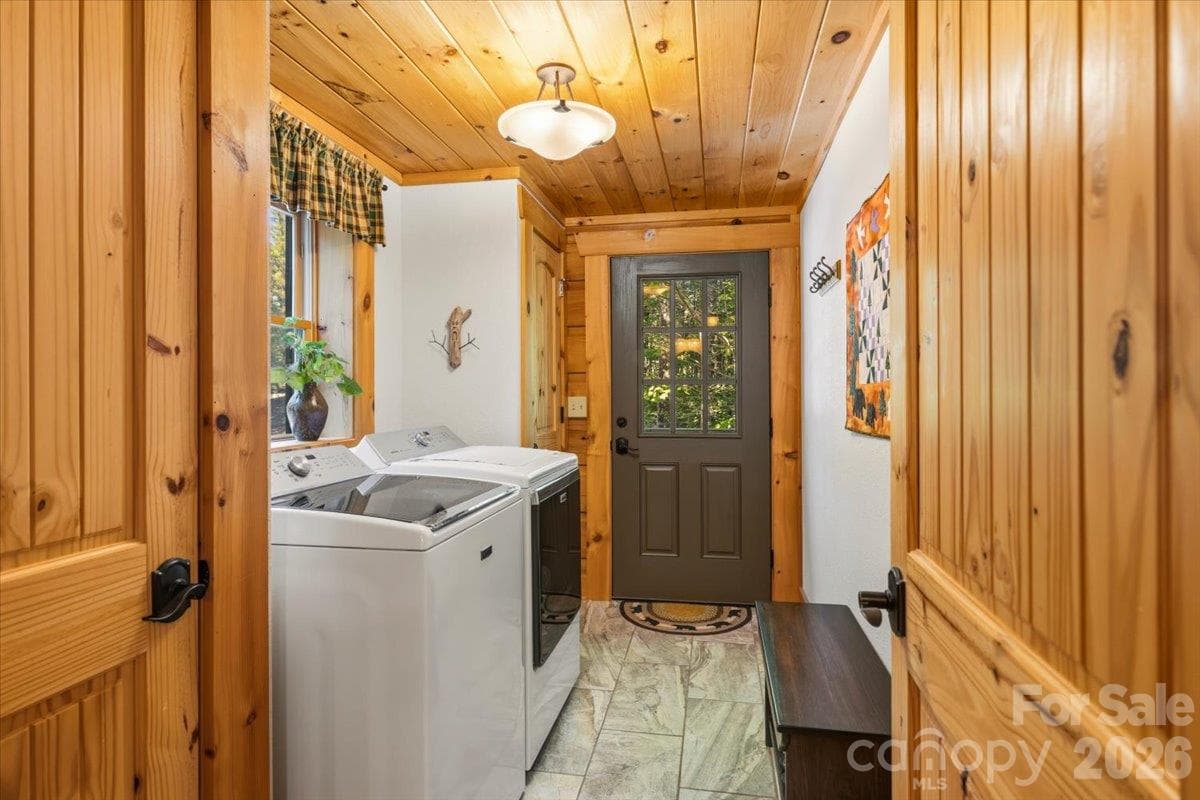 Laundry and Mud Room Main Level - 1016 Horizon Trail, Nebo