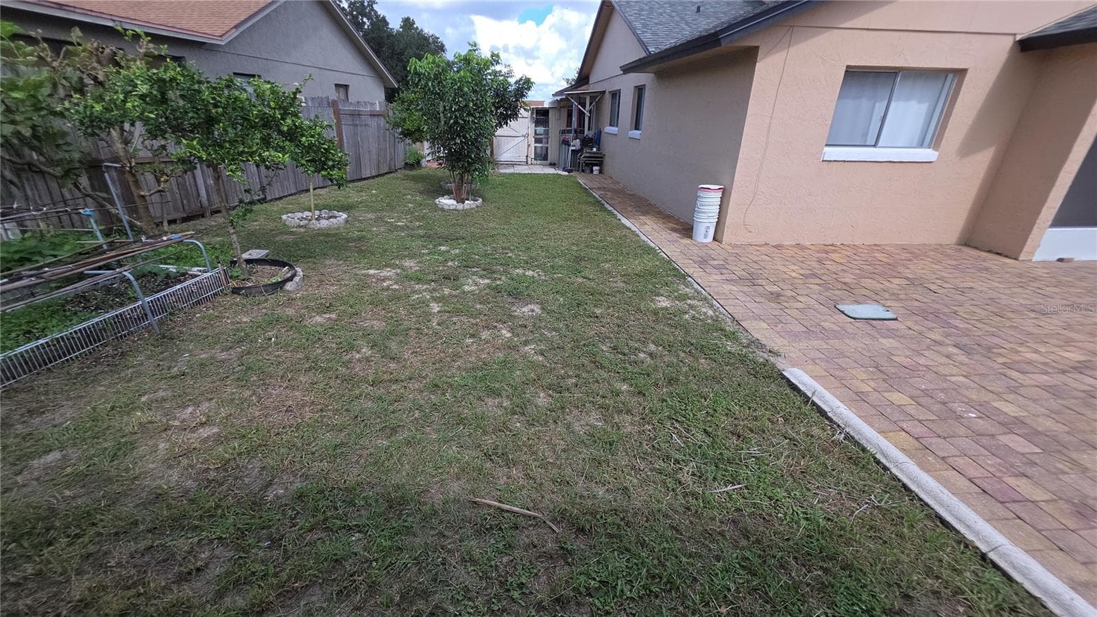 Side Yard with Fruit Trees - 7514 HERRICKS LOOP, ORLANDO
