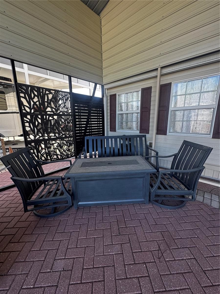 Relax under the port in your sitting area - 321 ST GEORGE DR, DAVENPORT