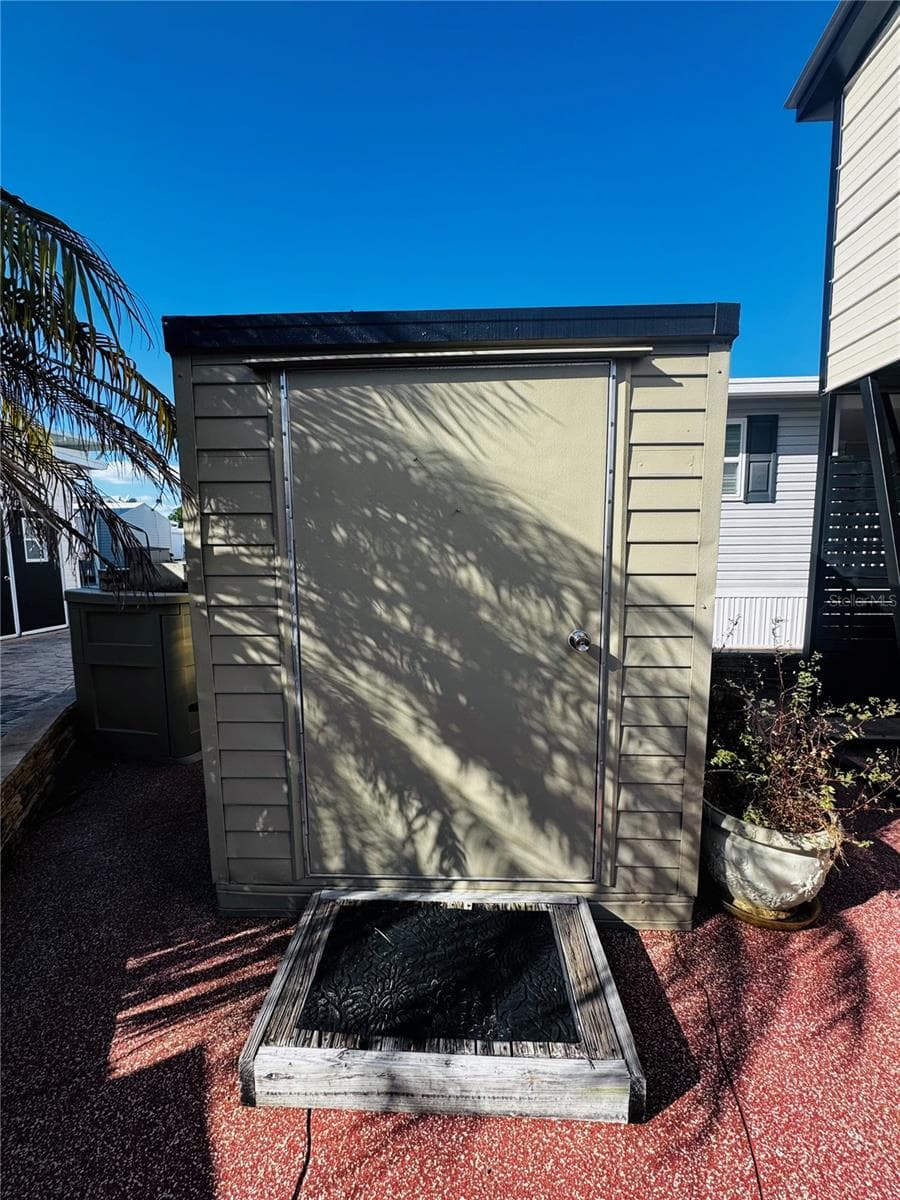 Small shed for your tools! - 321 ST GEORGE DR, DAVENPORT