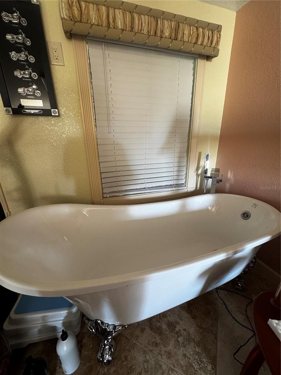 Relax in the bathtub - 321 ST GEORGE DR, DAVENPORT