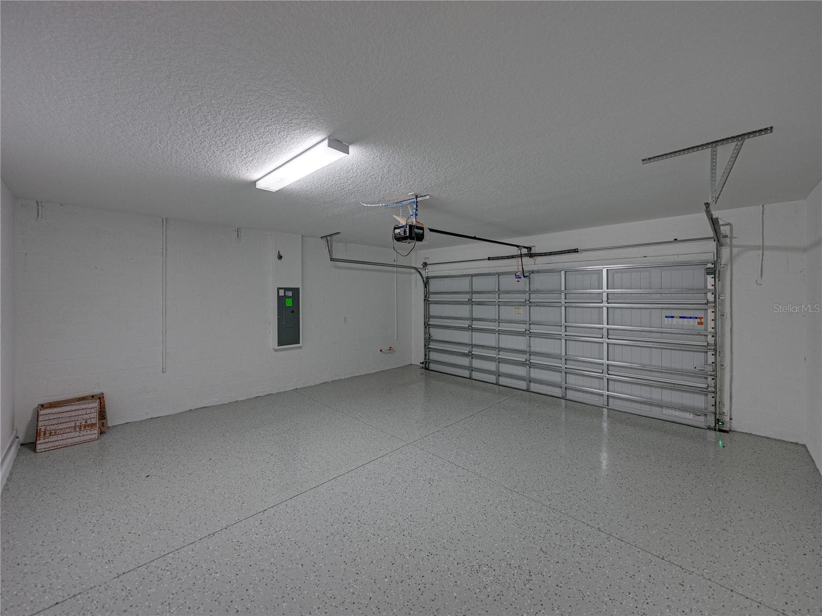Brand New Epoxy Oversized Garage - 1076 KISTNA DR, ZEPHYRHILLS