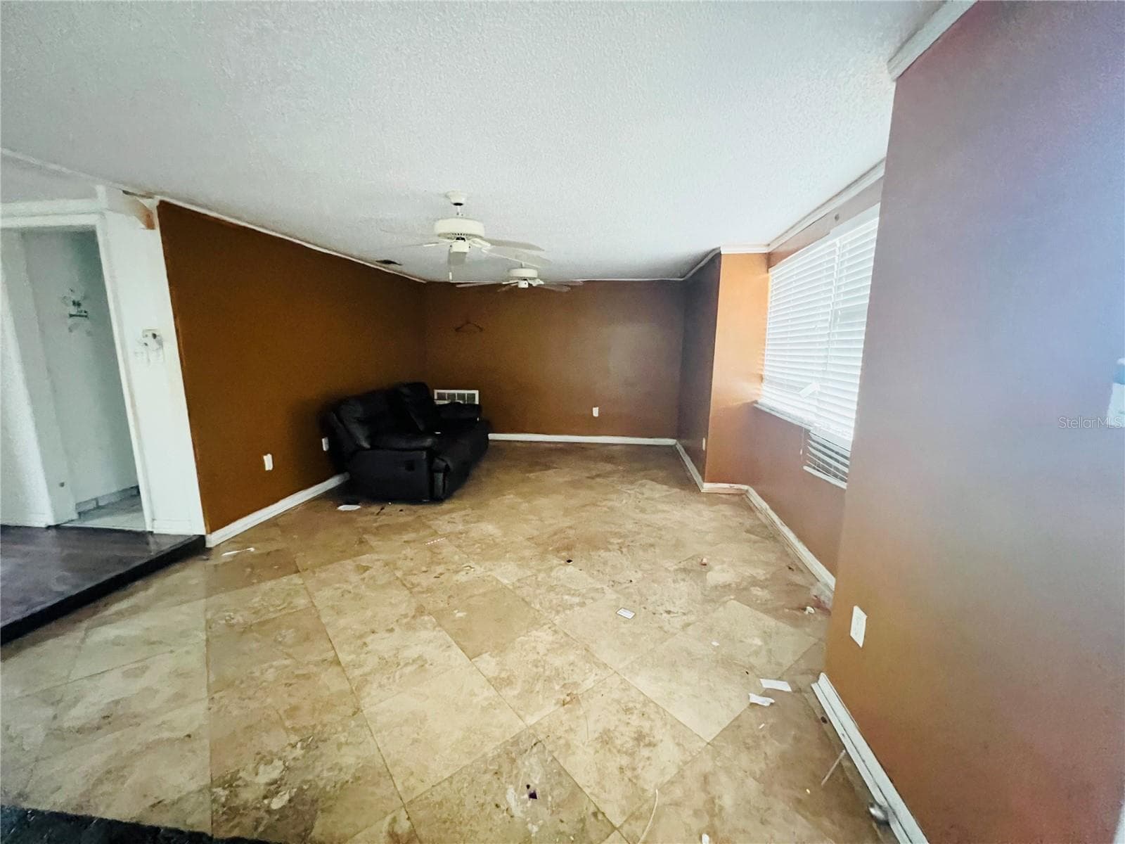 SUNKIN LIVING ROOM LARGE ENOUGHT TO CLOSE OFF TO MAKE AND EXTRA BEDROOM/OFFICE - 3448 SPRINGFIELD DR, HOLIDAY