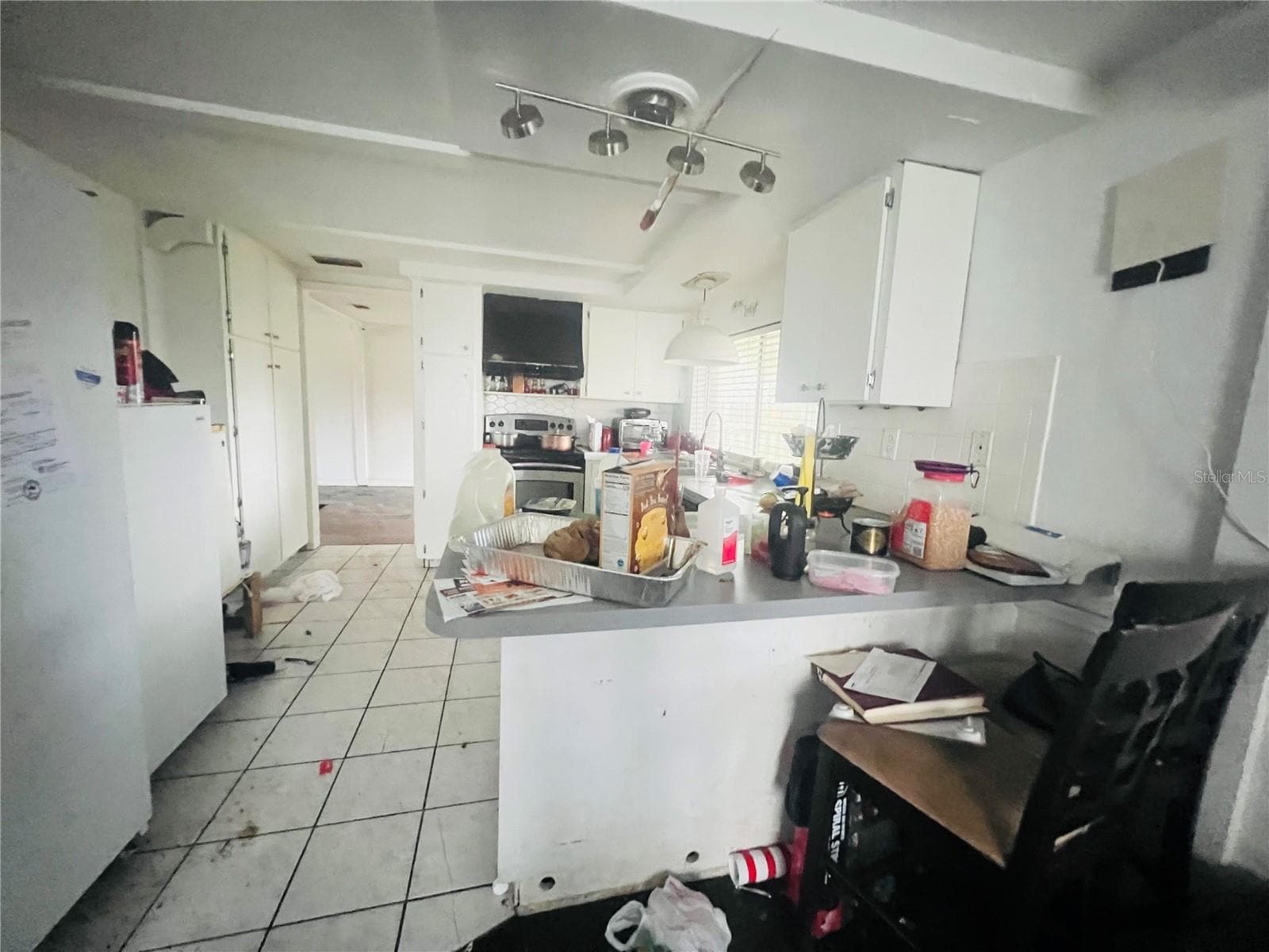 KITCHEN VIEW FROM FAMILY ROOM - 3448 SPRINGFIELD DR, HOLIDAY