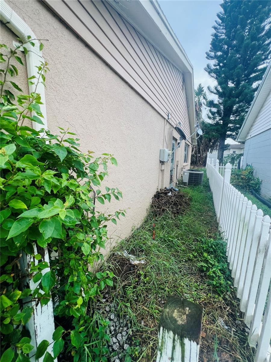 SIDE YARD - 3448 SPRINGFIELD DR, HOLIDAY