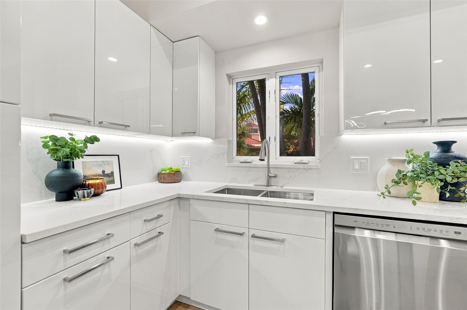 Single Family Residence at 528 KEY ROYALE DR, HOLMES BEACH, photo 15 of 76