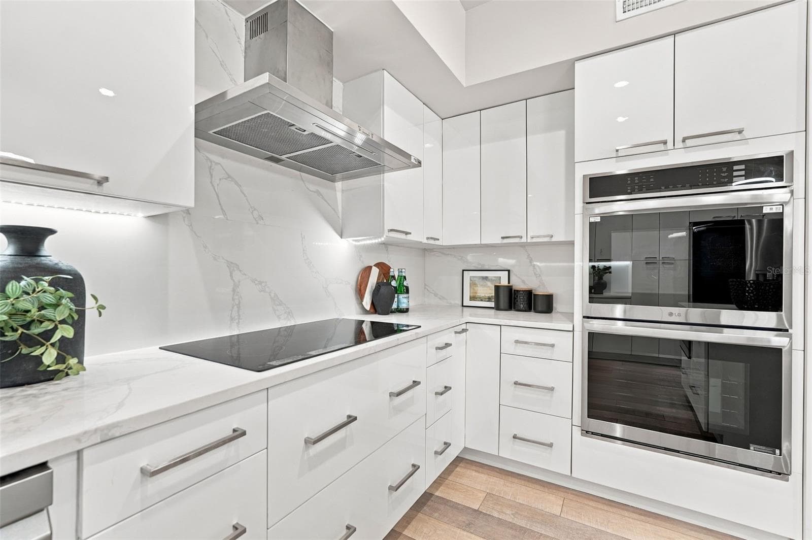 Single Family Residence at 528 KEY ROYALE DR, HOLMES BEACH, photo 17 of 76