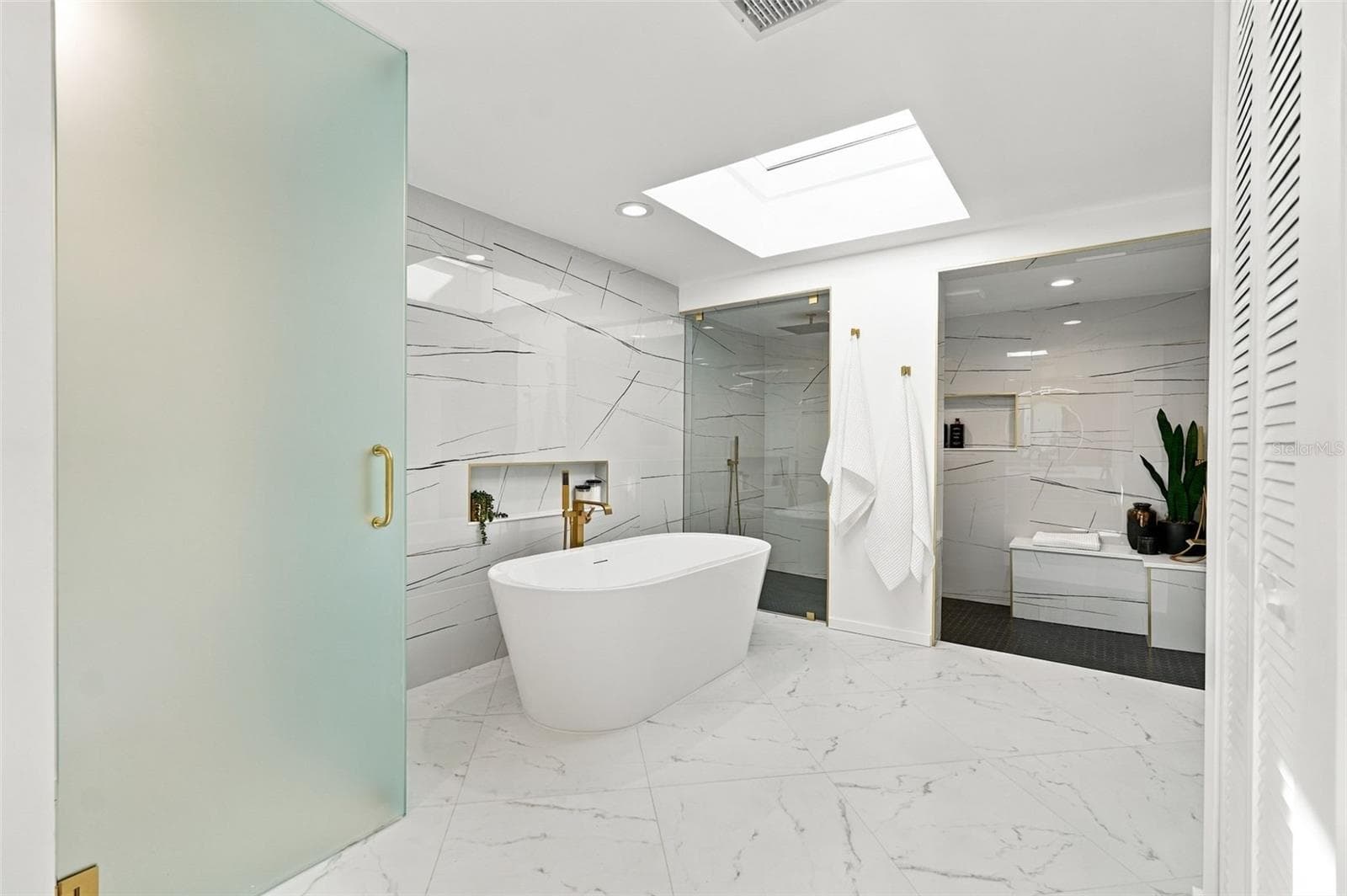 Single Family Residence at 528 KEY ROYALE DR, HOLMES BEACH, photo 34 of 76