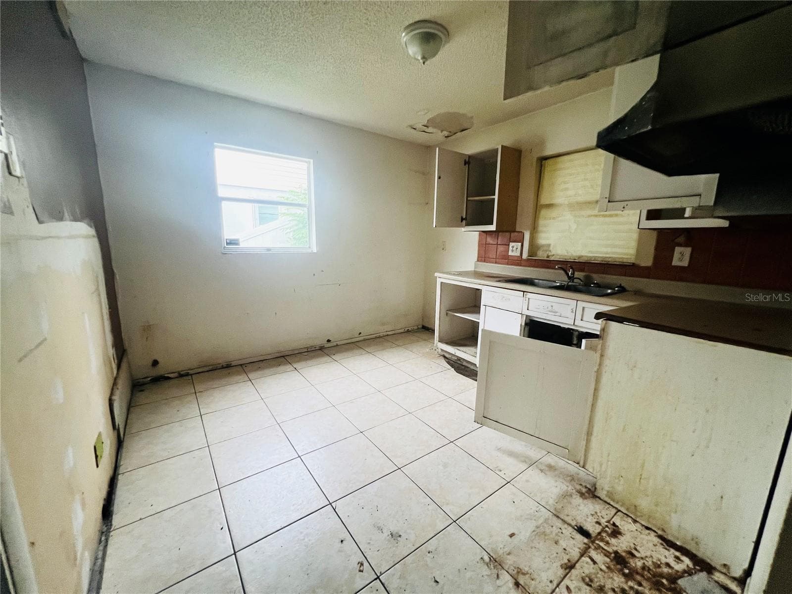 KITCHEN VIEW FROM DINING AREA - 3131 CHALON ST, NEW PORT RICHEY