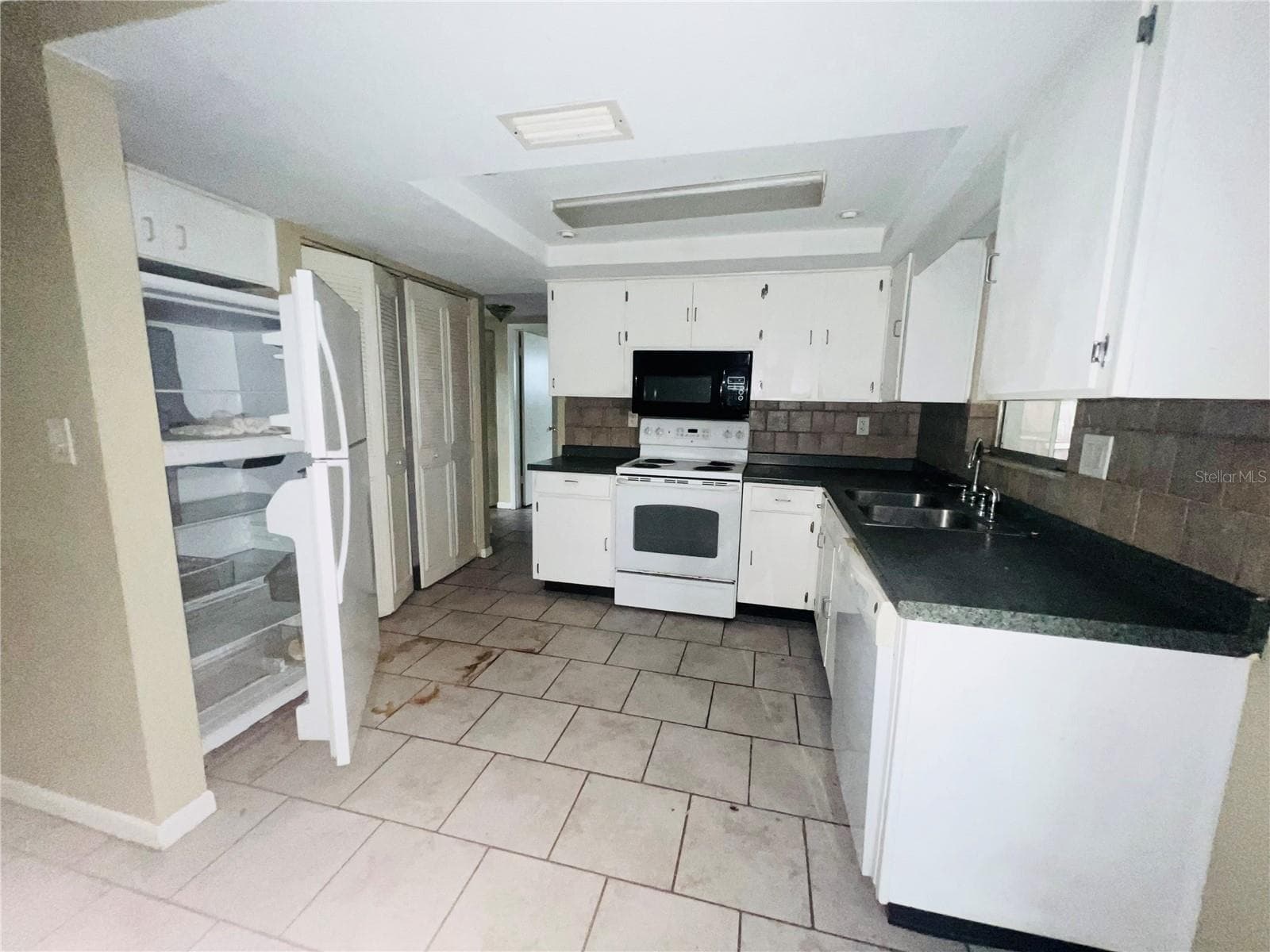 KITCHEN VIEW FROM DINING AREA - 7230 INGLESIDE DR, PORT RICHEY
