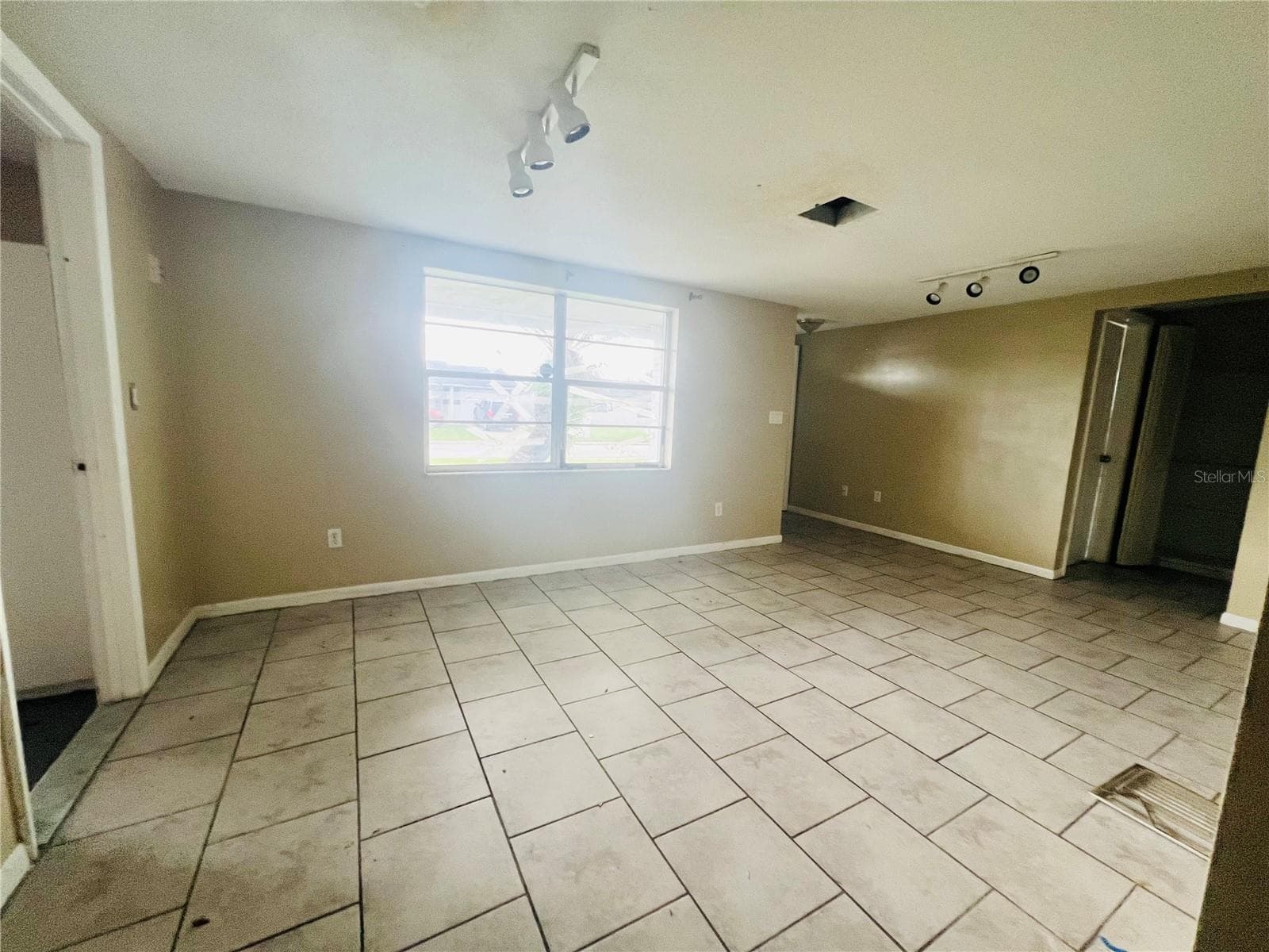 LIVINGROOM VIEW FROM DINING AREA - 7230 INGLESIDE DR, PORT RICHEY