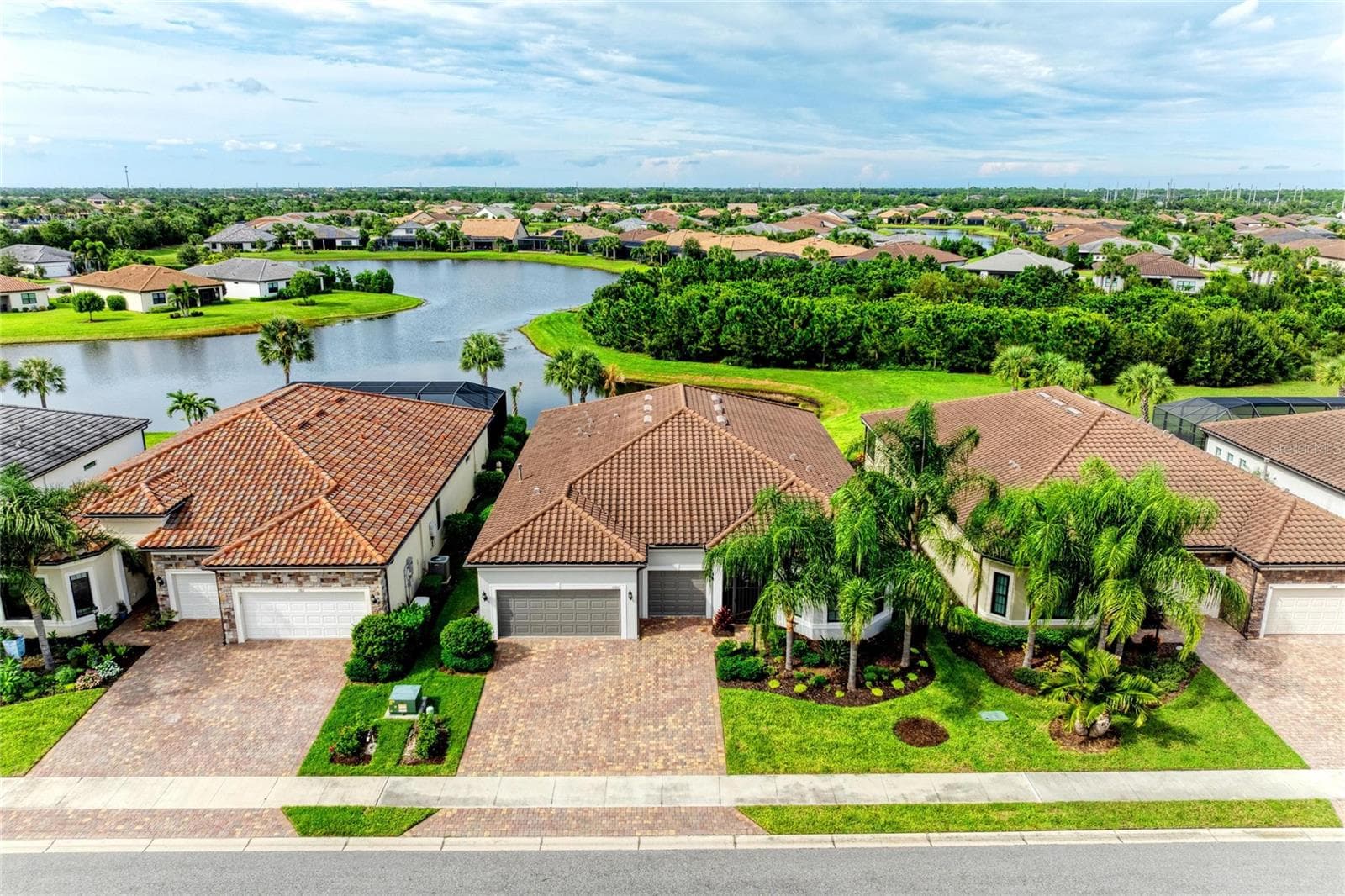 Screened front entry! - 17815 LITTLETON PL, LAKEWOOD RANCH