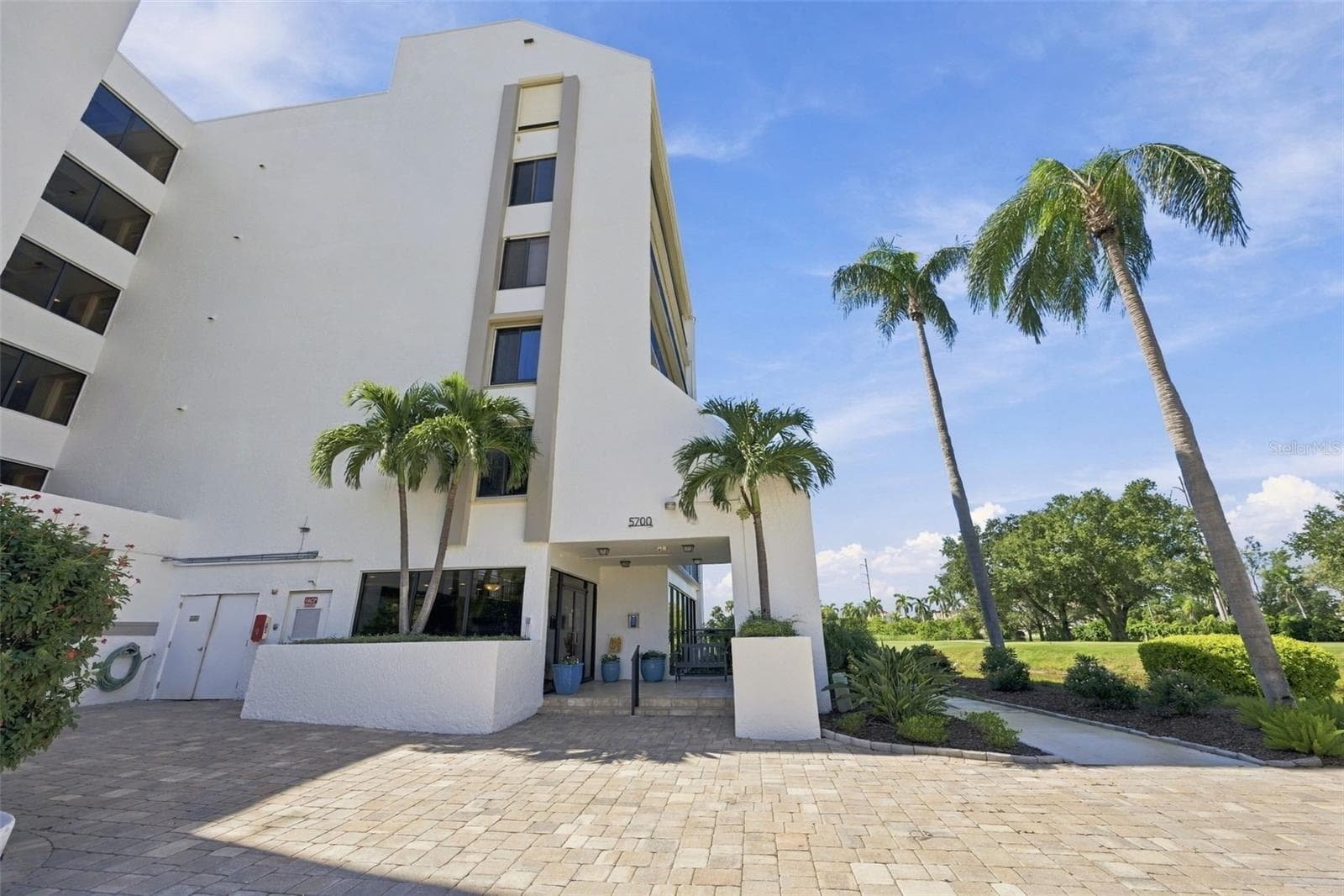 Step inside to 5700 Escondida Blvd #401 and be prepared to fall in love. - 5700 ESCONDIDA BLVD S #401, ST PETERSBURG