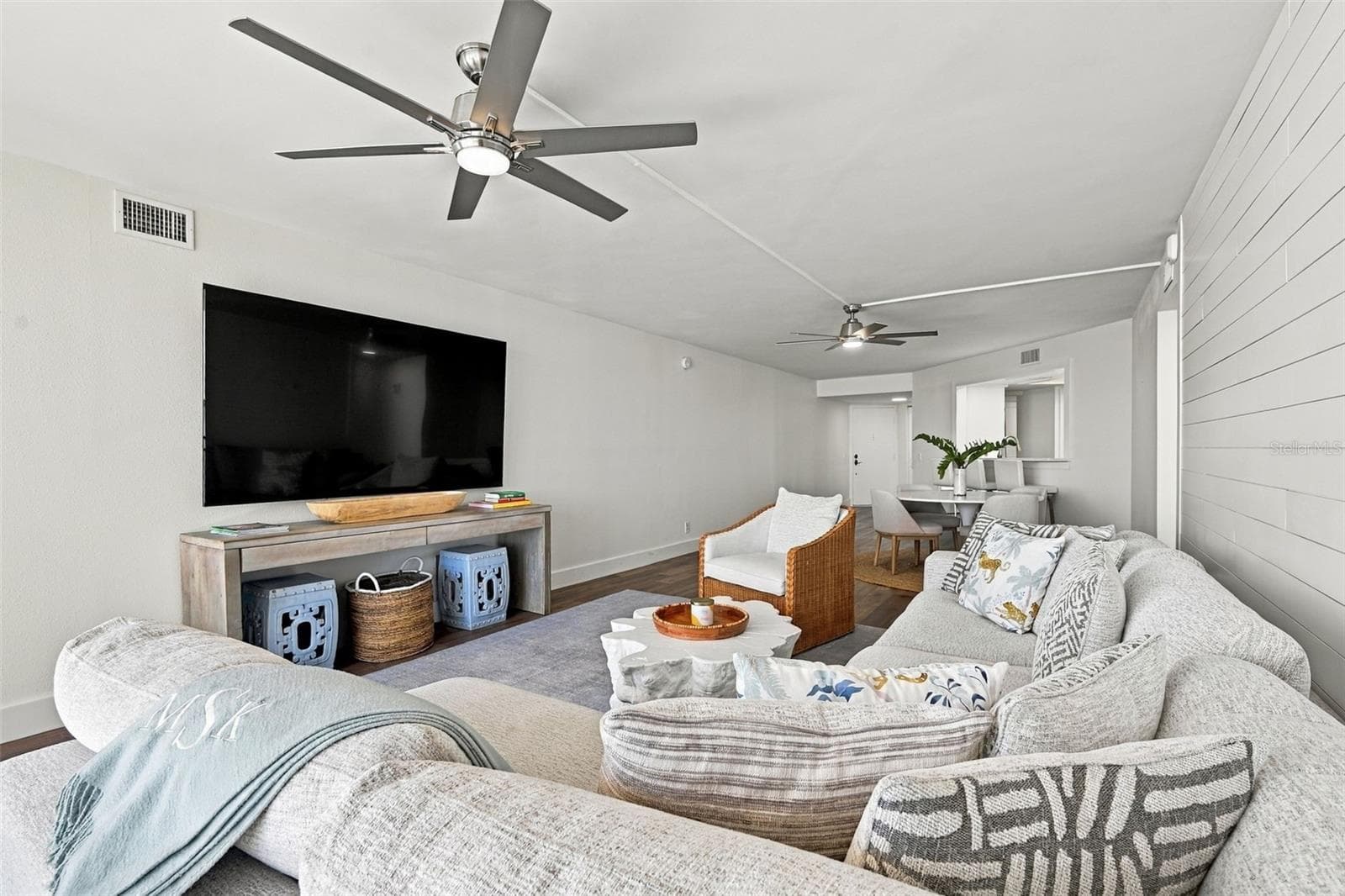 warm and inviting too. - 5700 ESCONDIDA BLVD S #401, ST PETERSBURG