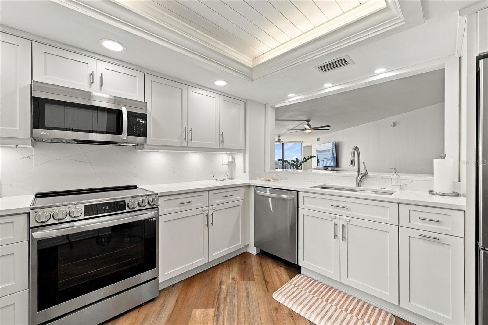 and countertops. - 5700 ESCONDIDA BLVD S #401, ST PETERSBURG