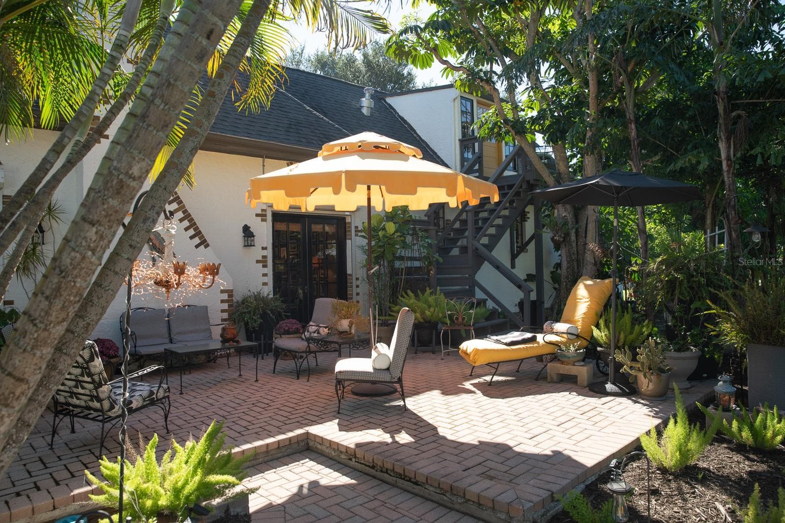 Courtyard outside of living room (salon) and entrance to guest quarters. Also viewable from cottage. - 1230 ESTREMADURA DR, BRADENTON
