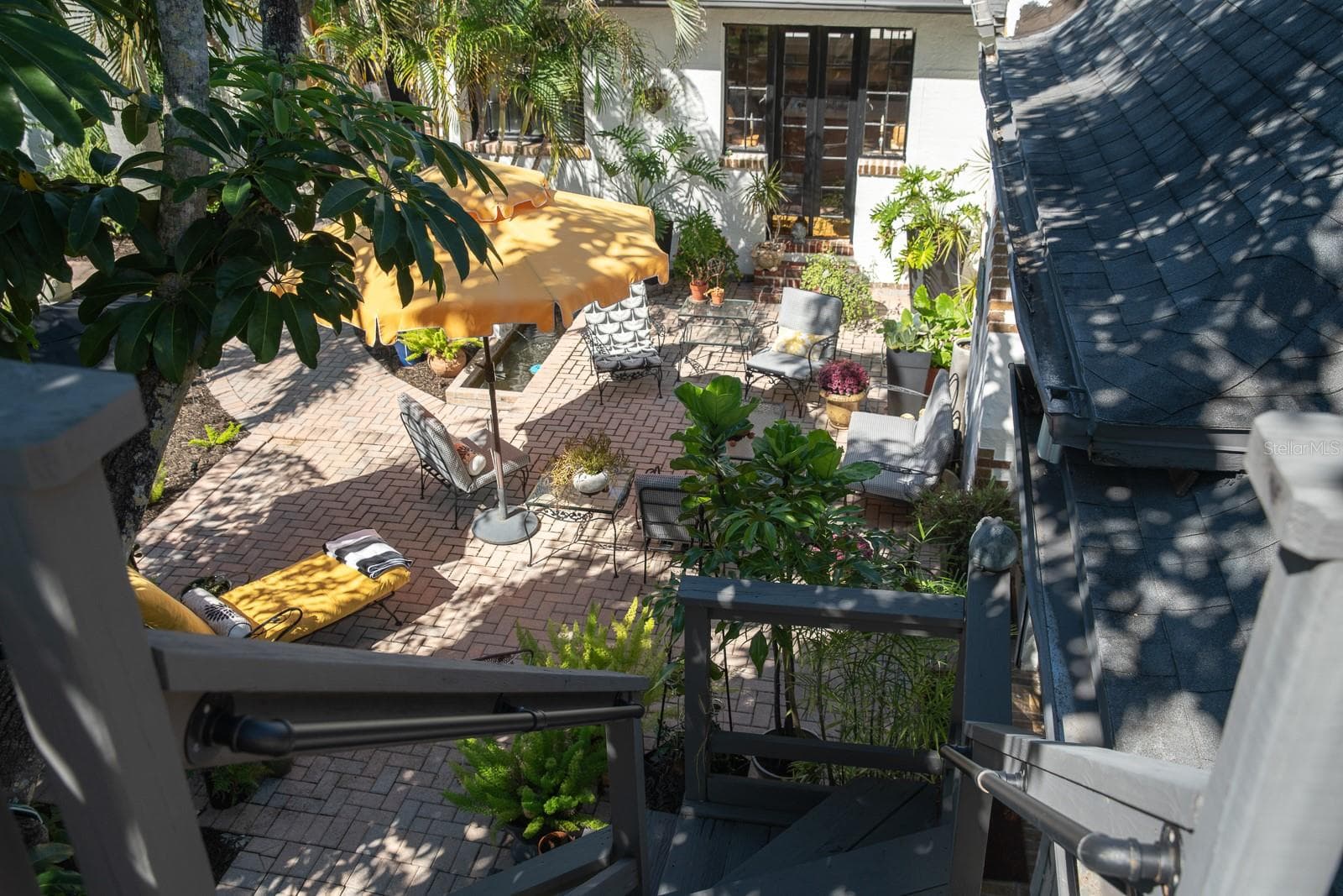 View of courtyard from guest quarters. - 1230 ESTREMADURA DR, BRADENTON