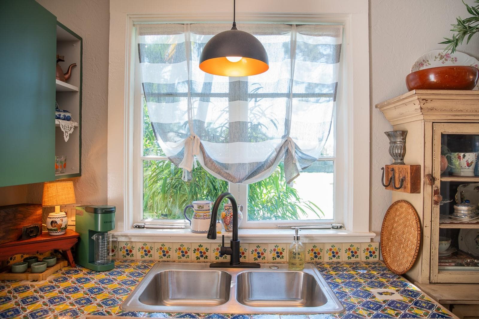 Cottage kitchen. - 1230 ESTREMADURA DR, BRADENTON