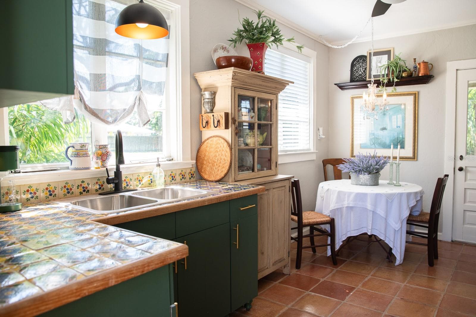 Cottage kitchen and dining area. - 1230 ESTREMADURA DR, BRADENTON