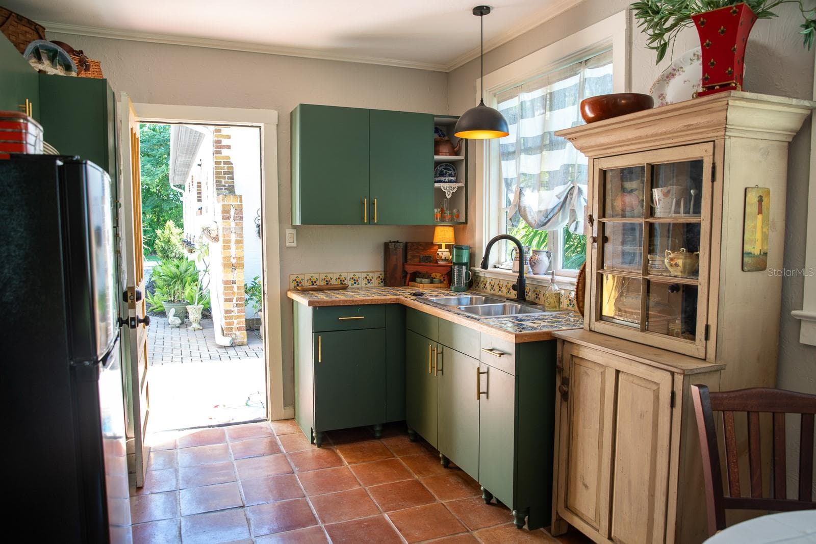 Cottage kitchen. - 1230 ESTREMADURA DR, BRADENTON
