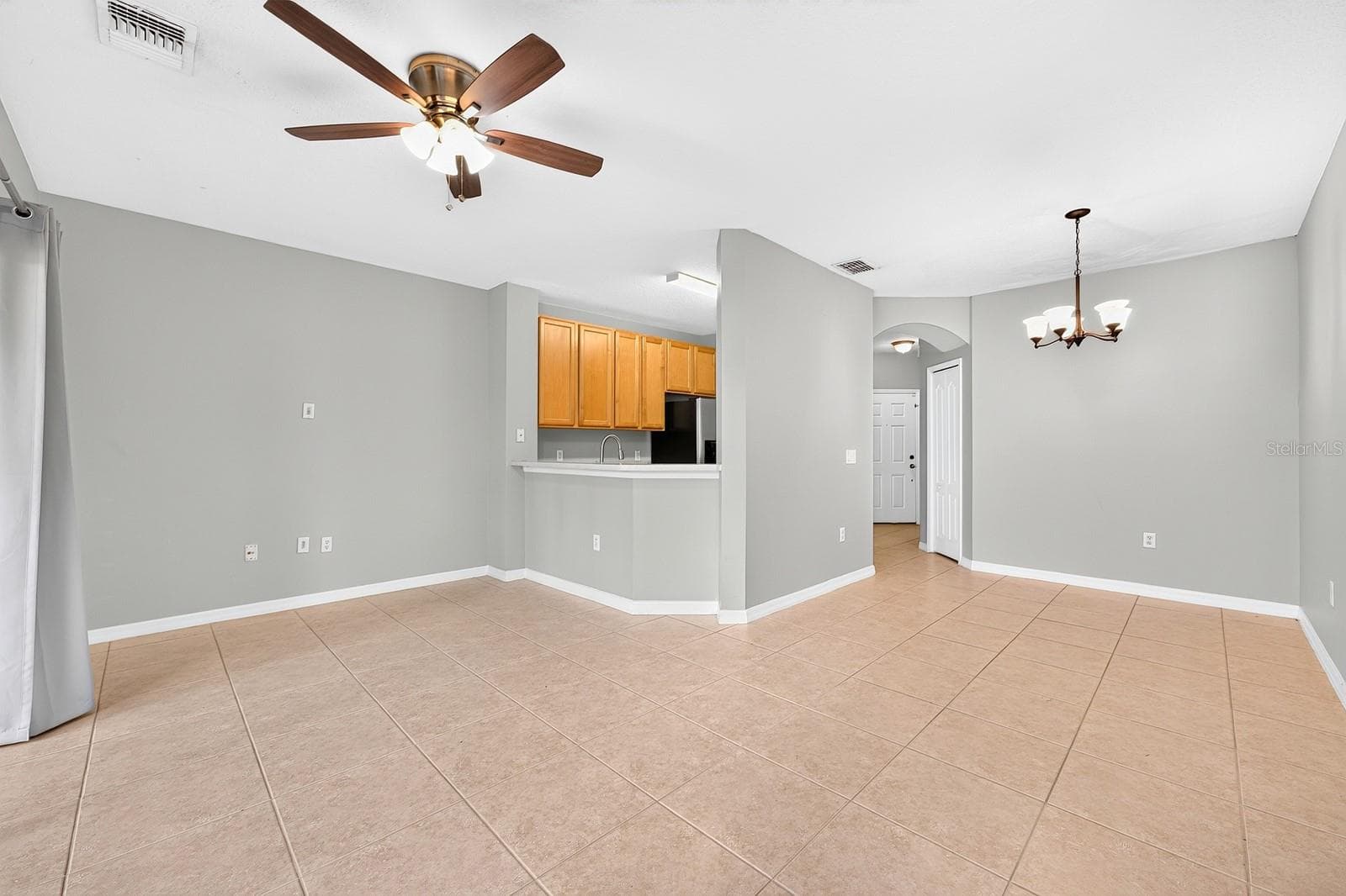 Light, bright open concept welcomes you home! - 244 CHELSEA DR, DAVENPORT